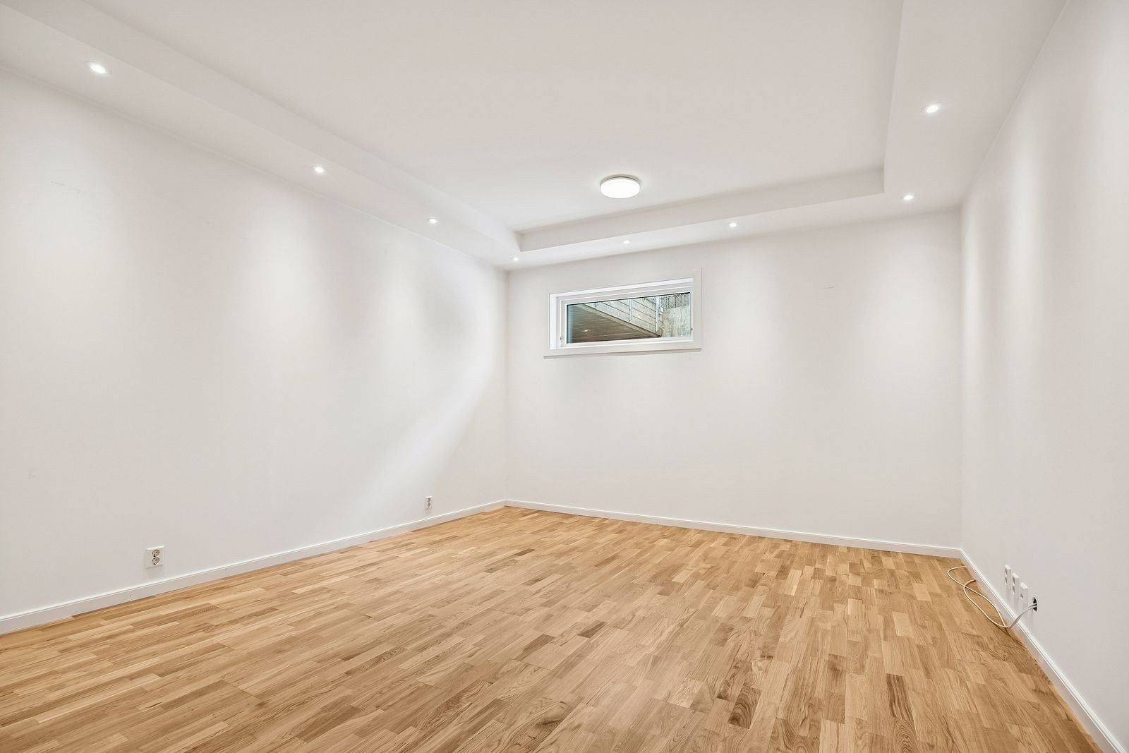 Ett av to oppholdsrom i underetasjen Galleribilde