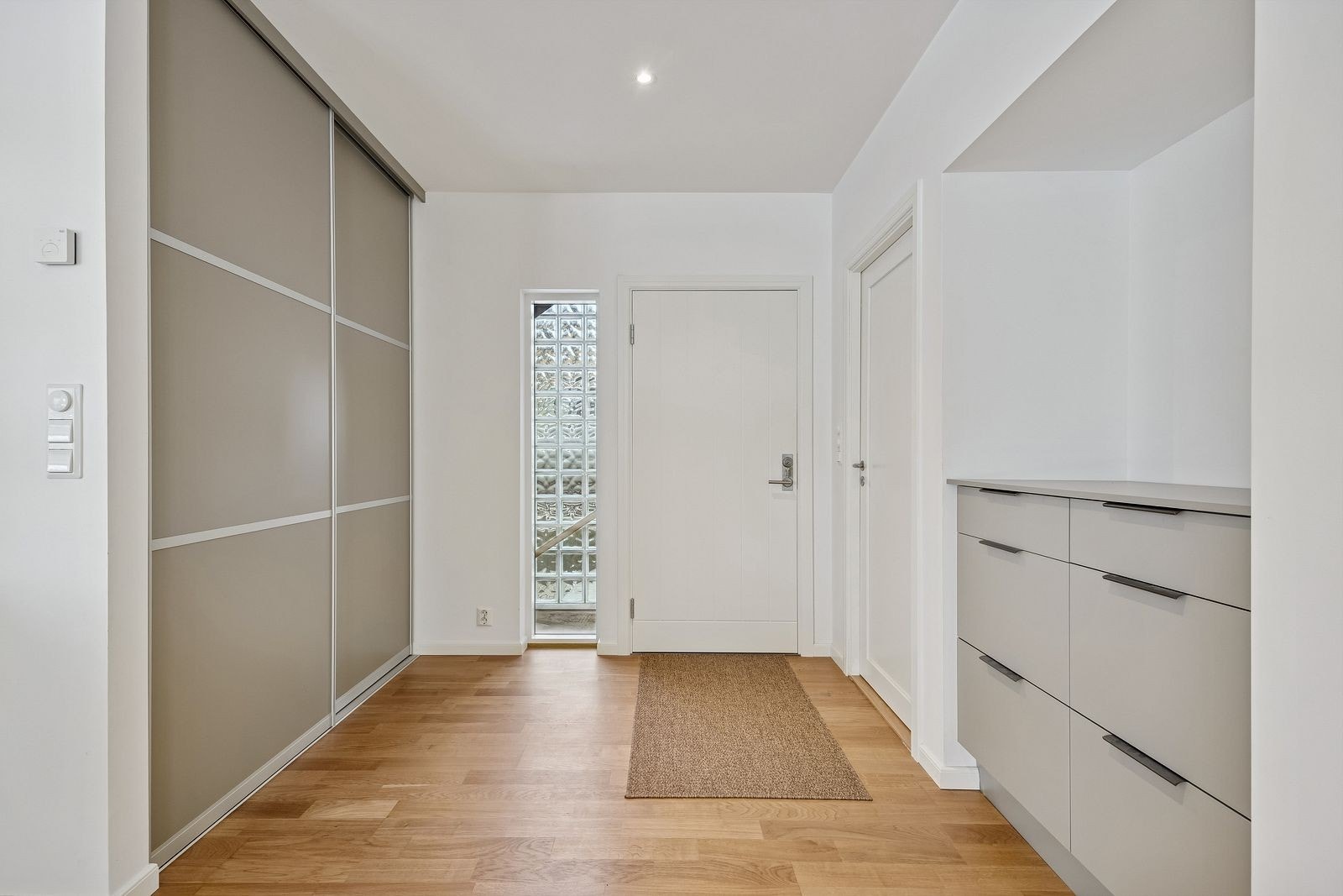 Romslig entré med adgang til baderom Galleribilde