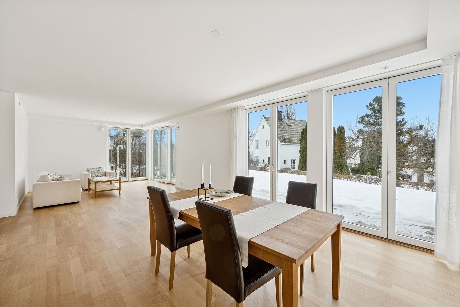 Vinduer fra gulv til tak som gir mye naturlig lysinnslipp Galleribilde