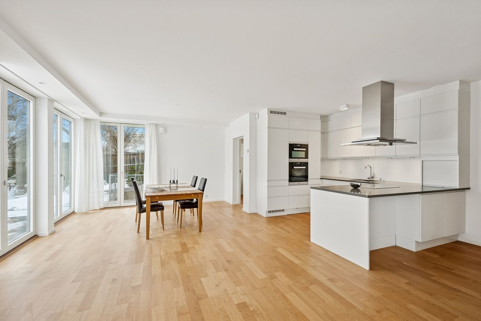 Åpen stue og kjøkkenløsning med god plass til stor spisegruppe Galleribilde