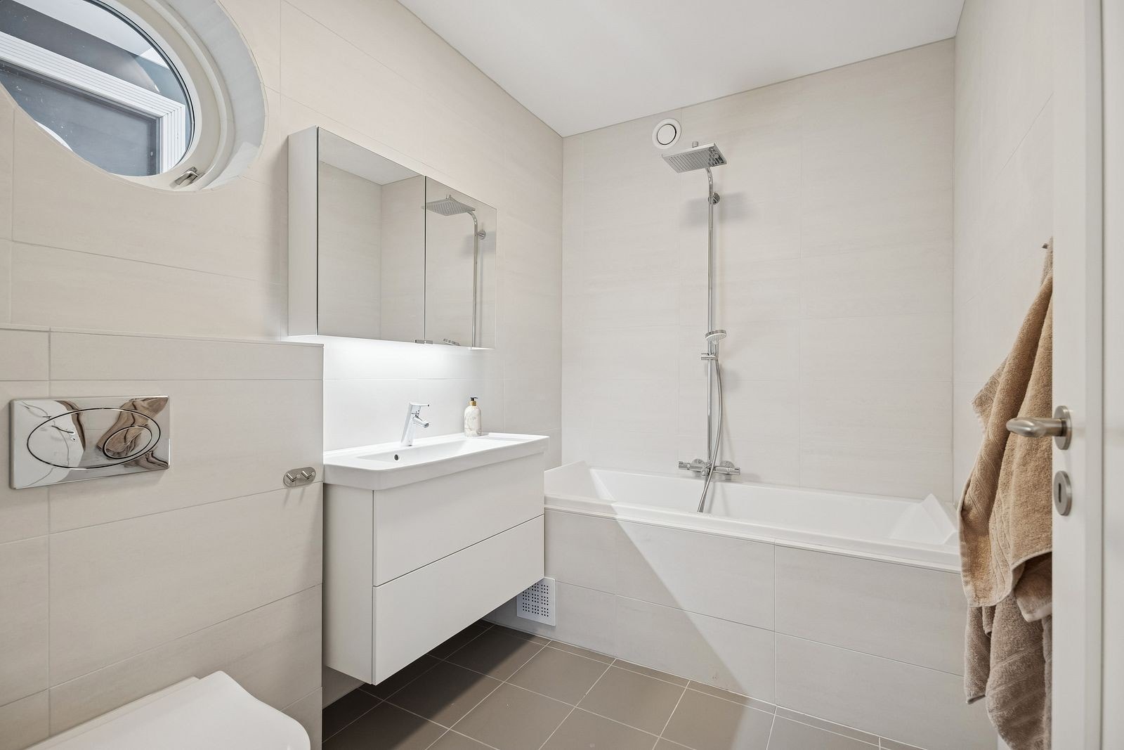 Baderom i tilknytning til hovedsoverom Galleribilde