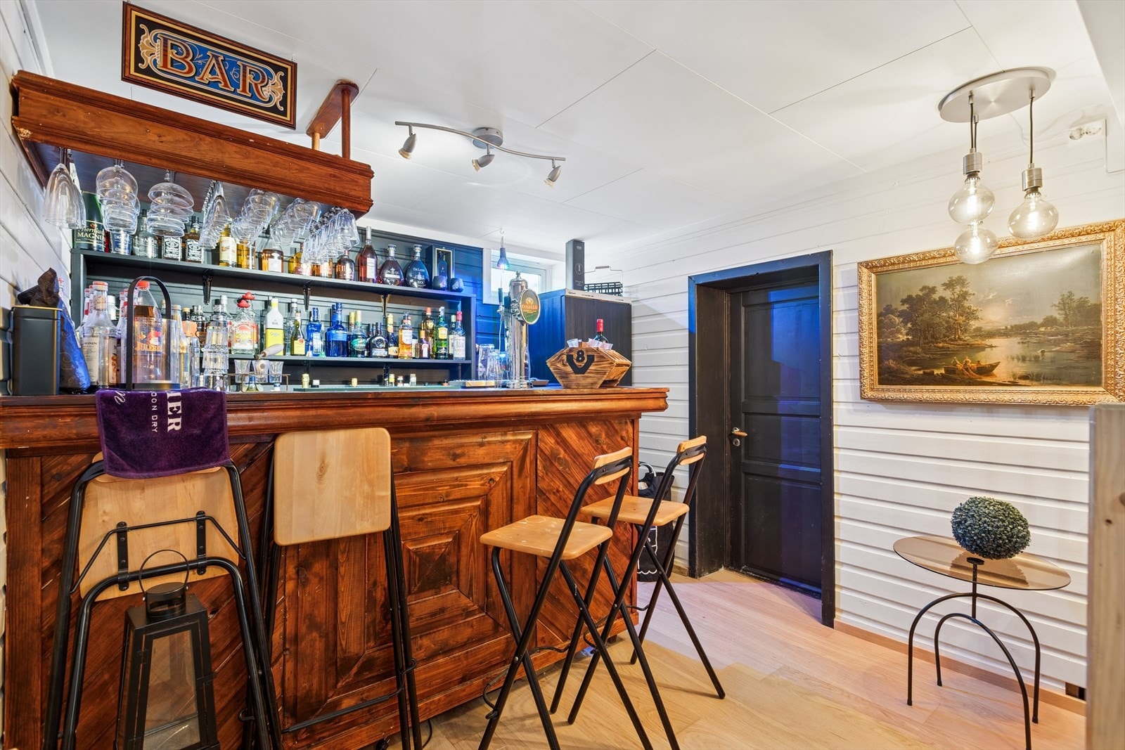 Deler av kjellerstuen er innredet med bar. (Ikke omsøkt/ godkjent for mer info se under pnkt. areal i komplett salgsoppgave.) Galleribilde