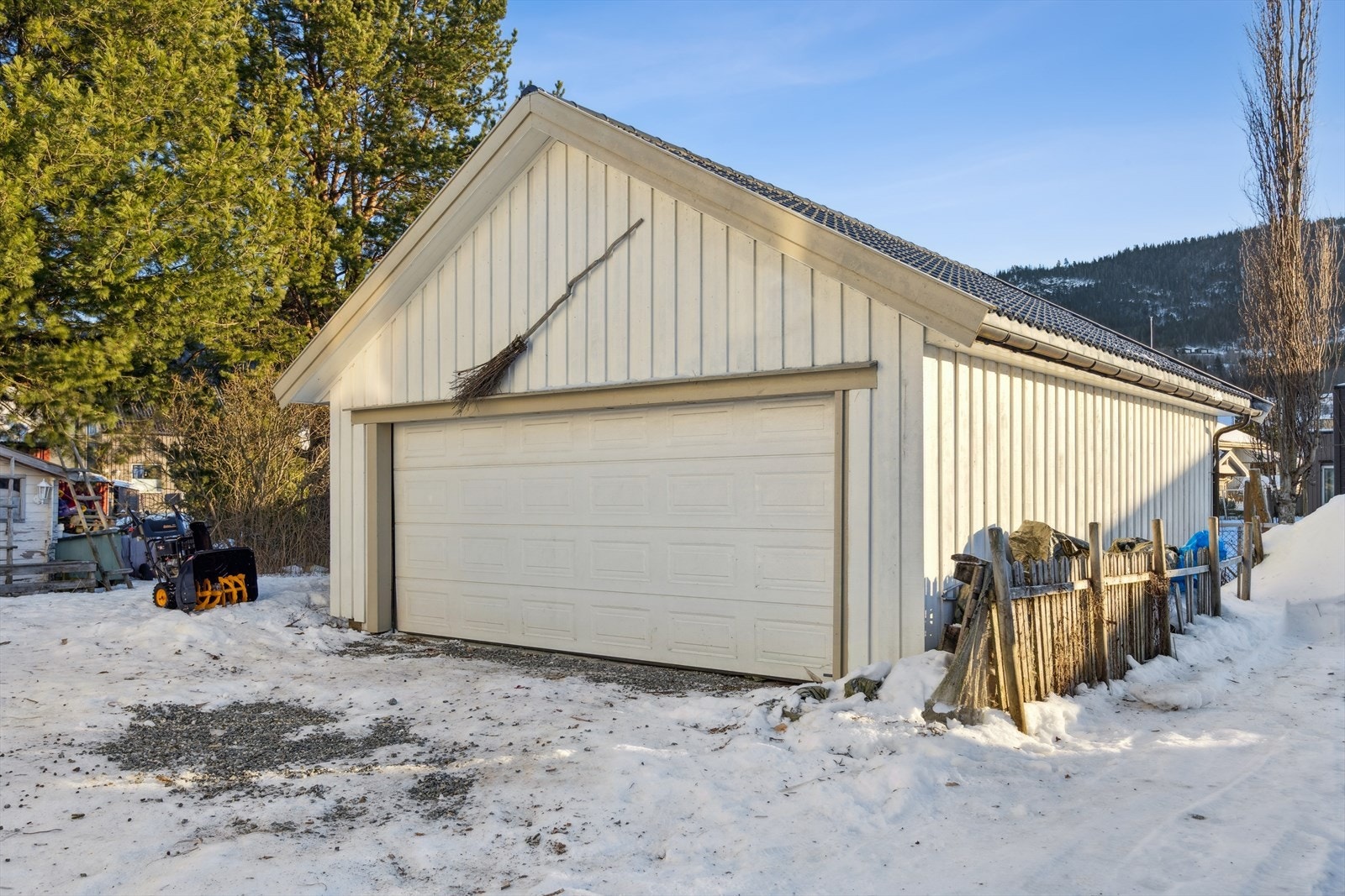 Dobbeltgarasje på ca. 43 kvm. Vi gjør forøvrig oppmerksom på at deler av garasjen står over tomtegrensen, for mer informasjon se under tomt komplett salgsoppgave Galleribilde