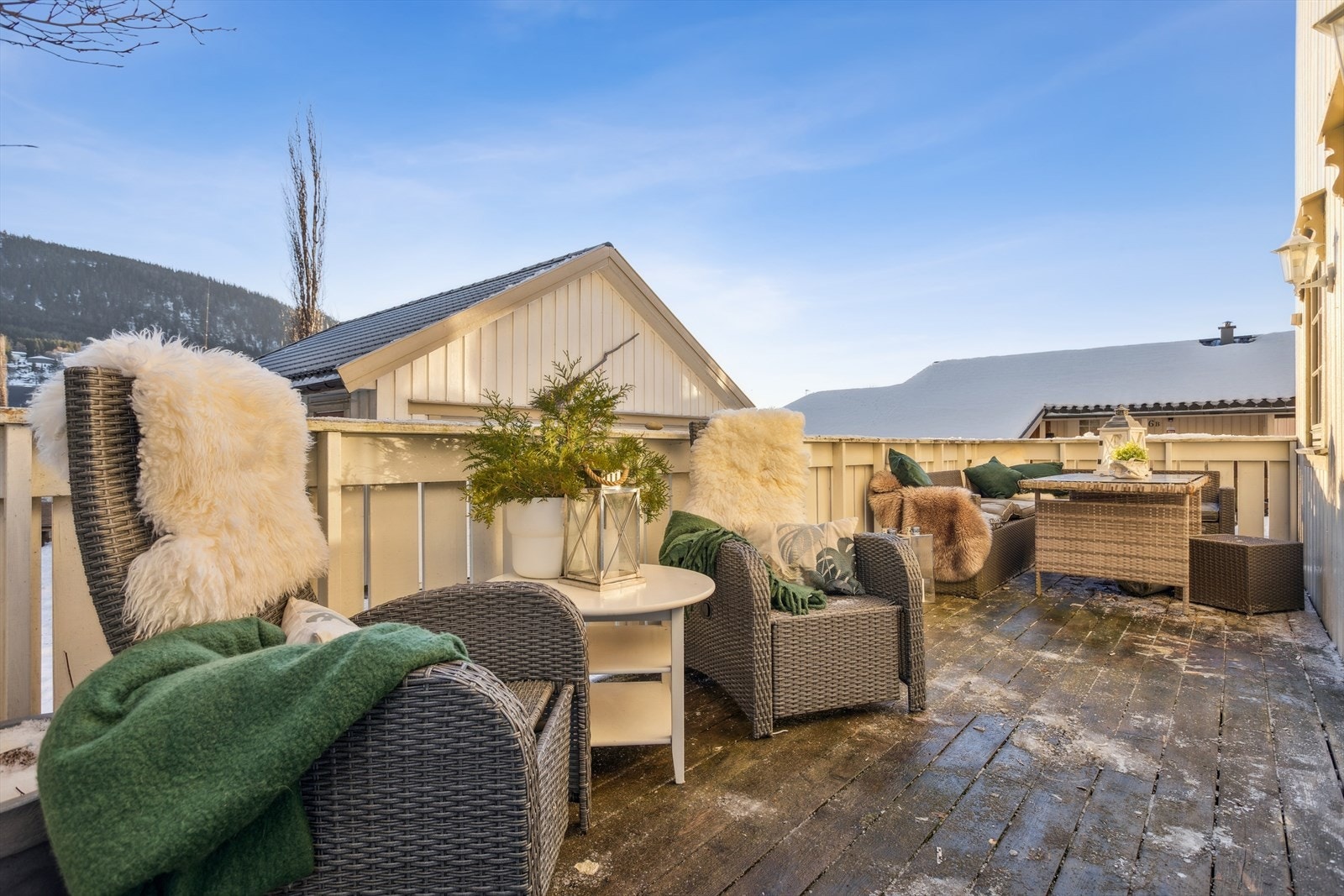 Sør-/ østvendt terrasse med god plass til å nyte sene sommerkvelder ute. Galleribilde