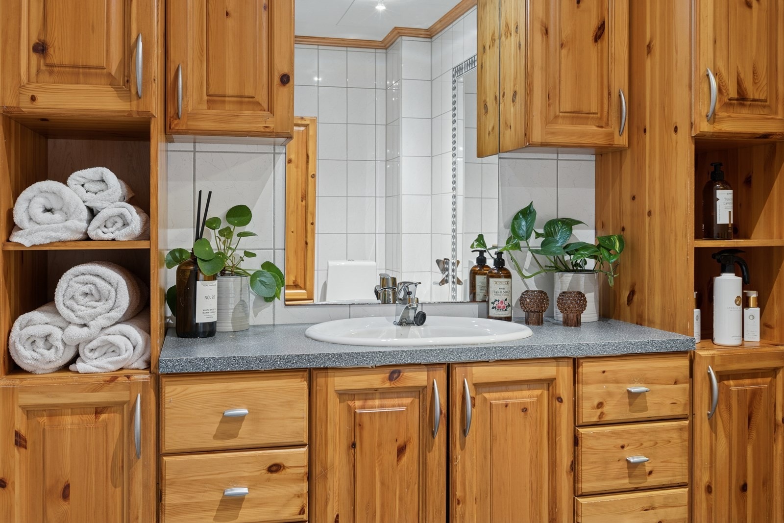 Med baderomsinnredning i heltre Galleribilde