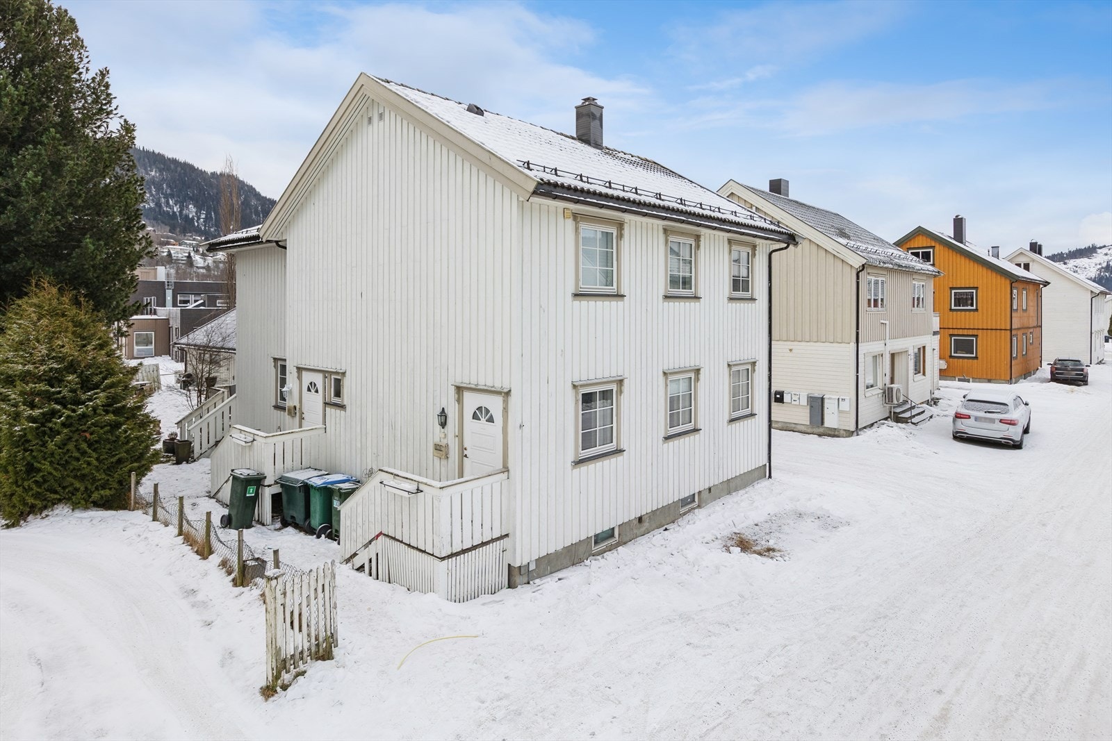 Boligen går over tre plan og har en godkjent utleiedel. Galleribilde