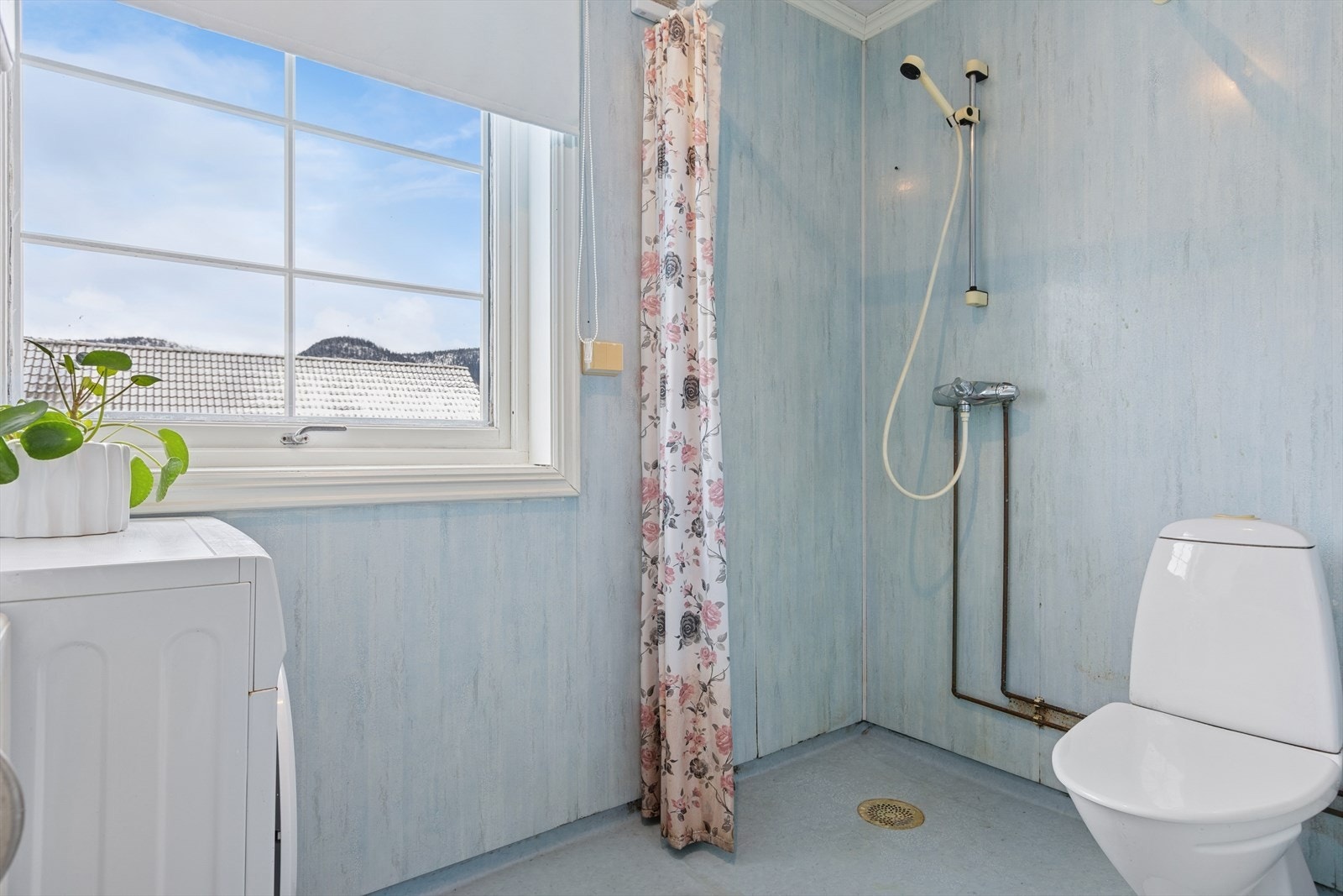 Badet har fått TG2 pga. svellinger råte i overflater på nedre del av veggplater, samt plateskjøt i dusjsone. Galleribilde