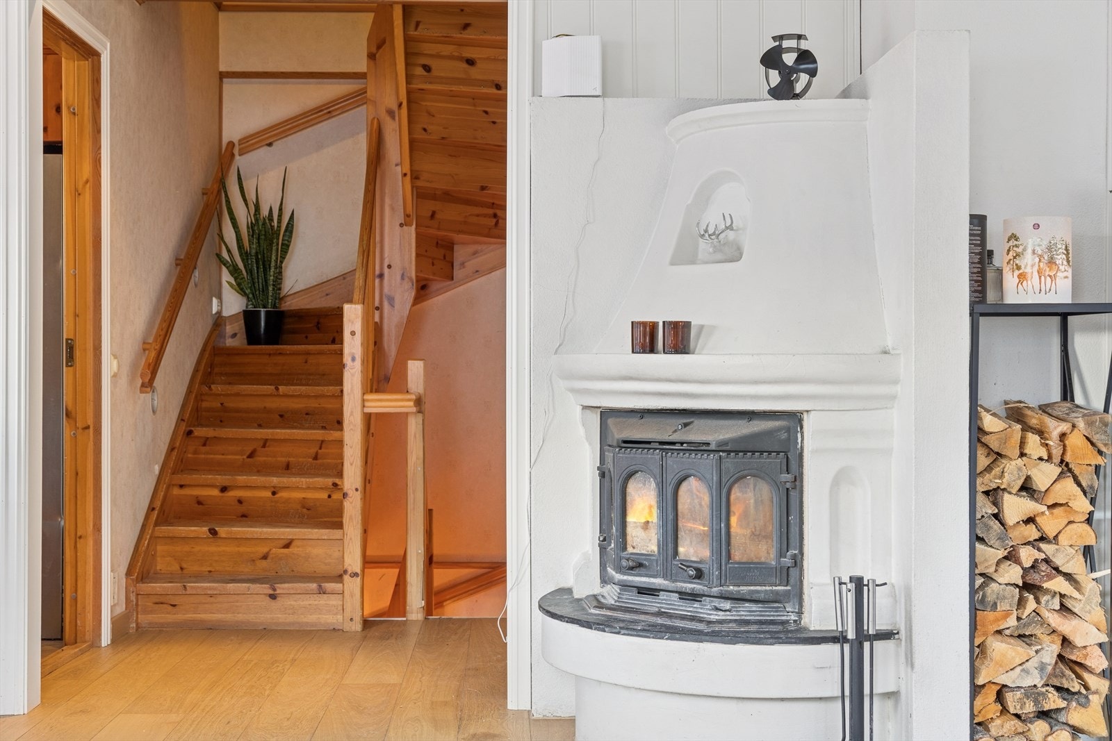Behagelig vedovn midt i stuen for en lun atmosfære. Galleribilde