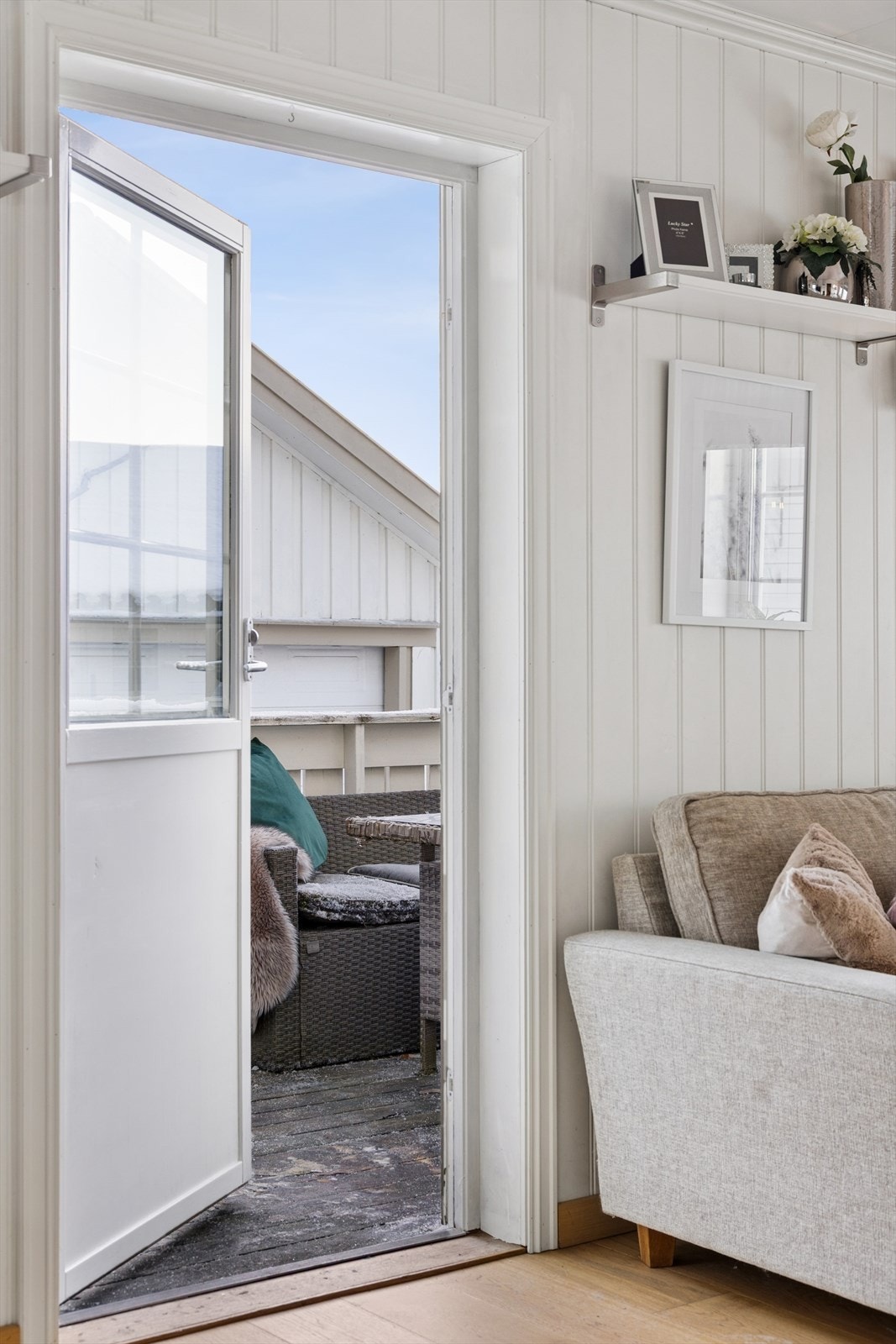 Fra stuen er det utgang til terrassen som er på ca. 15 kvm. Galleribilde