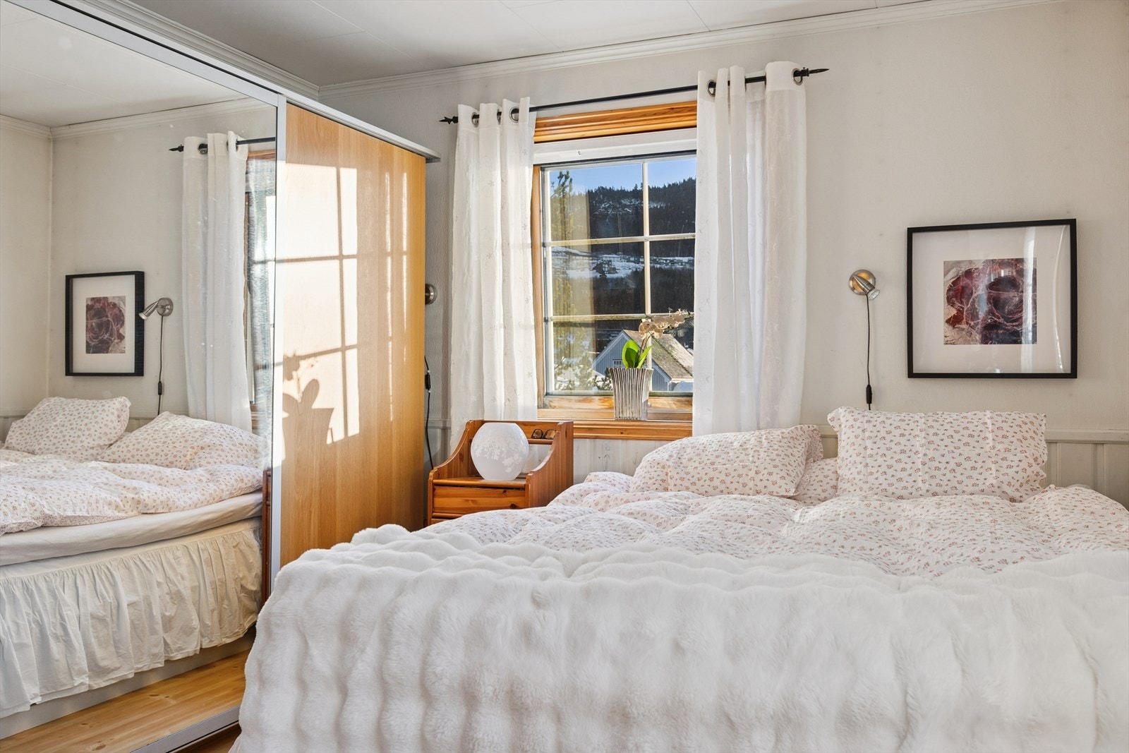 Hovedsoverommet på hele 15 kvm med romslig garderobeløsning Galleribilde