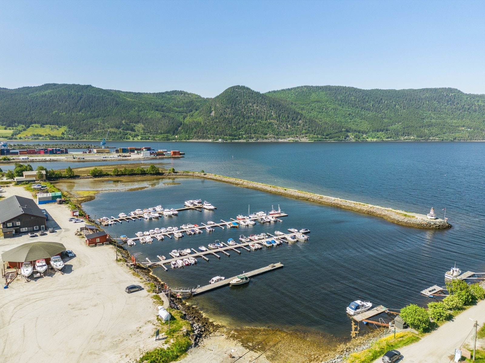 Gangavstand fra boligen finner man Terna båthavn ved fjorden. Galleribilde