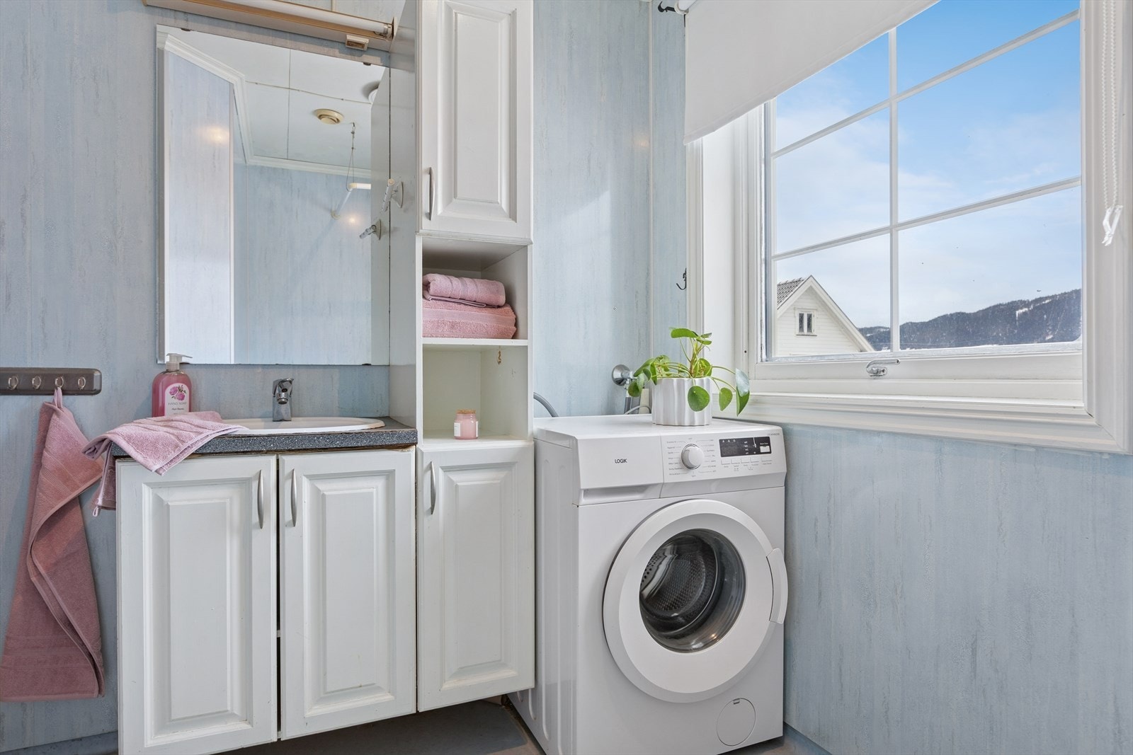 Utleiedelens bad ligger i andre etasje og har opplegg for vaskemaskin og flott lysinnslipp. Galleribilde