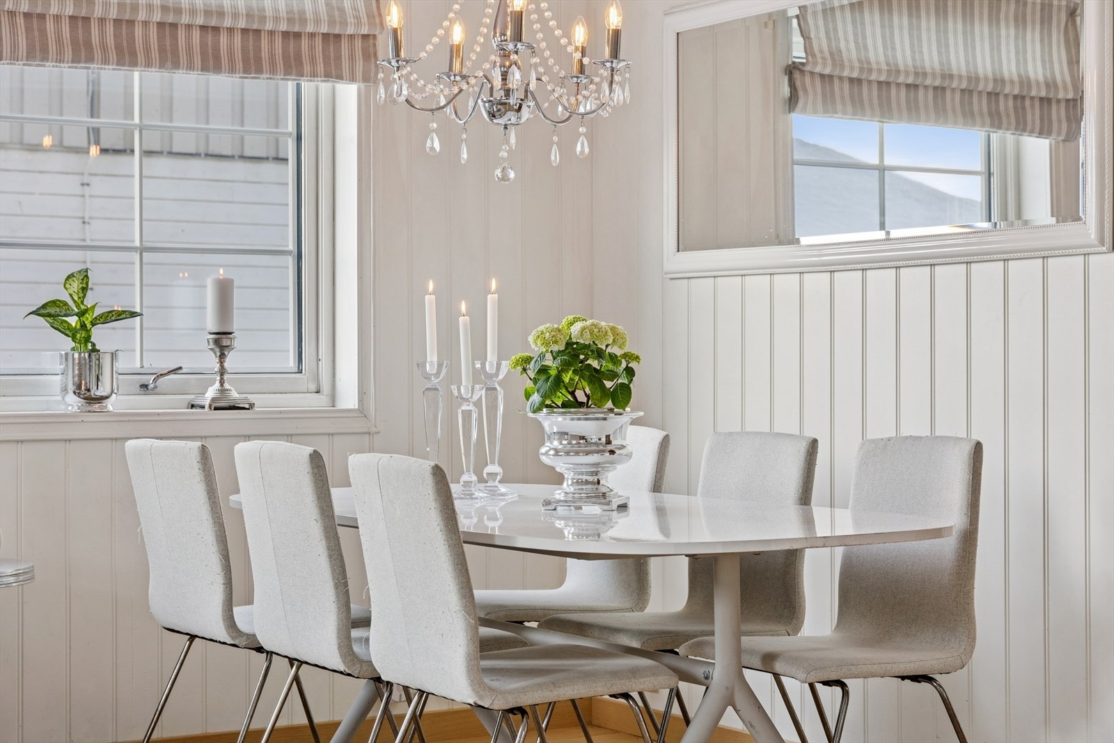 Rundt spisebordet kan man samle hele familien for et hyggelig måltid. Galleribilde