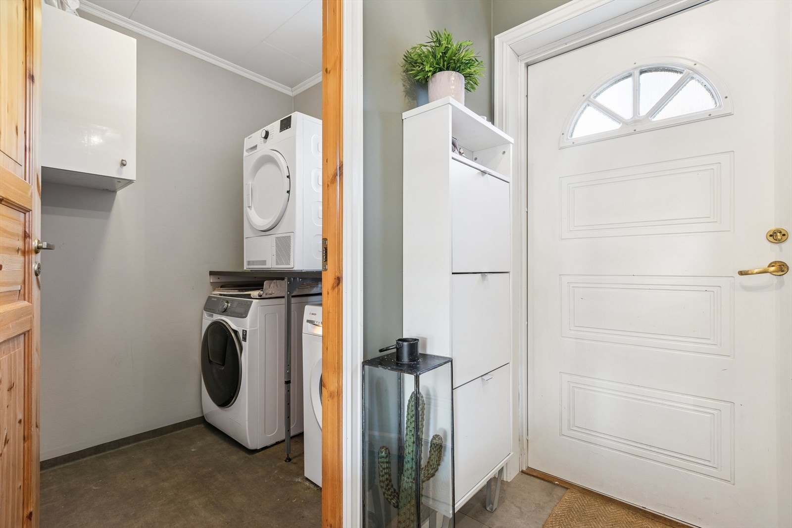 Velkommen inn! Med eget vaskerom samt et eget toalett plassert like ved inngangsdøren gjør man hverdagen enklere for en barnefamilie. Galleribilde