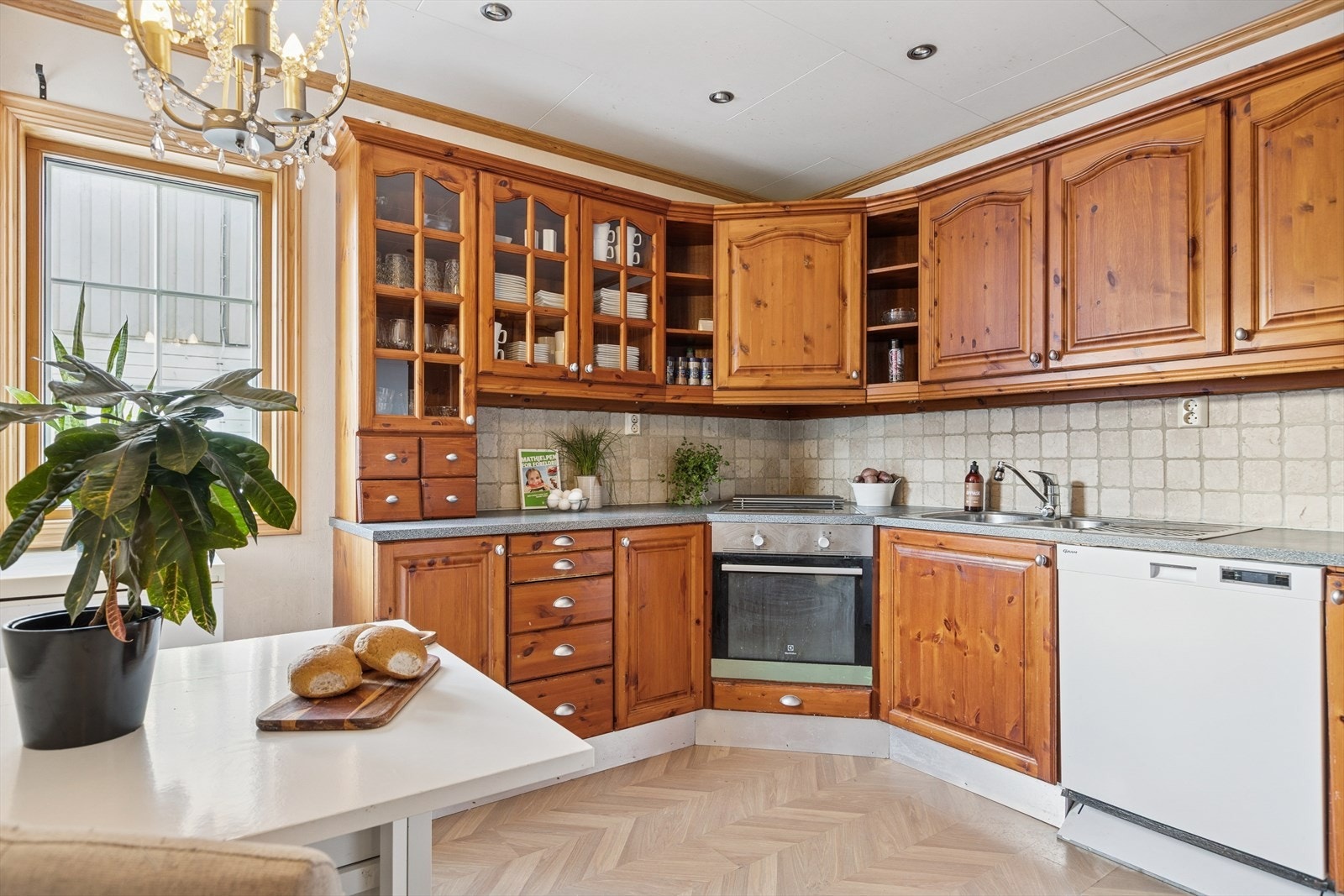 Romslig kjøkken med god oppbevaringsplass i skap og skuffer. Galleribilde