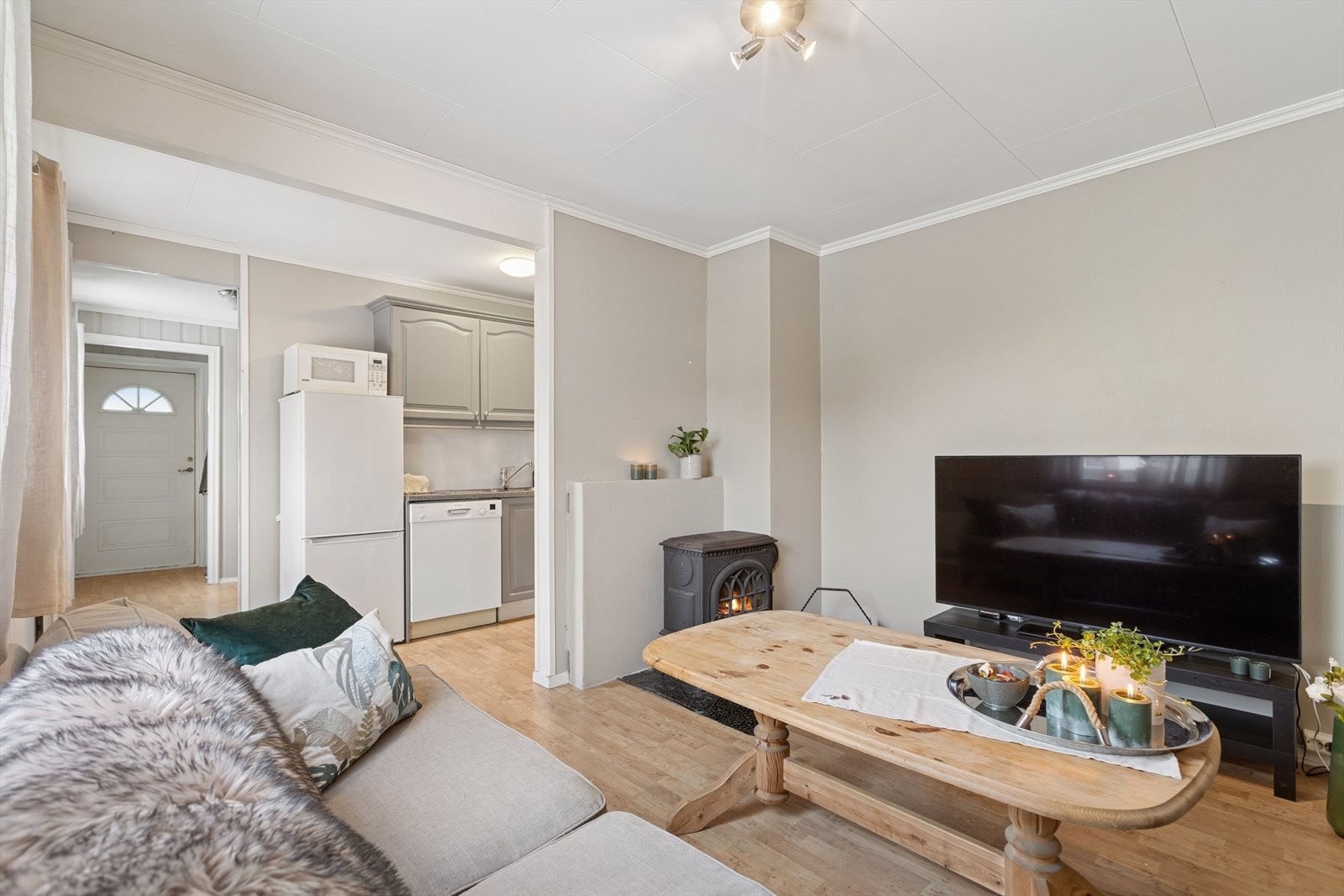 Utleiedelen har en romslig stue/kjøkken område med en liten vedovn. Galleribilde