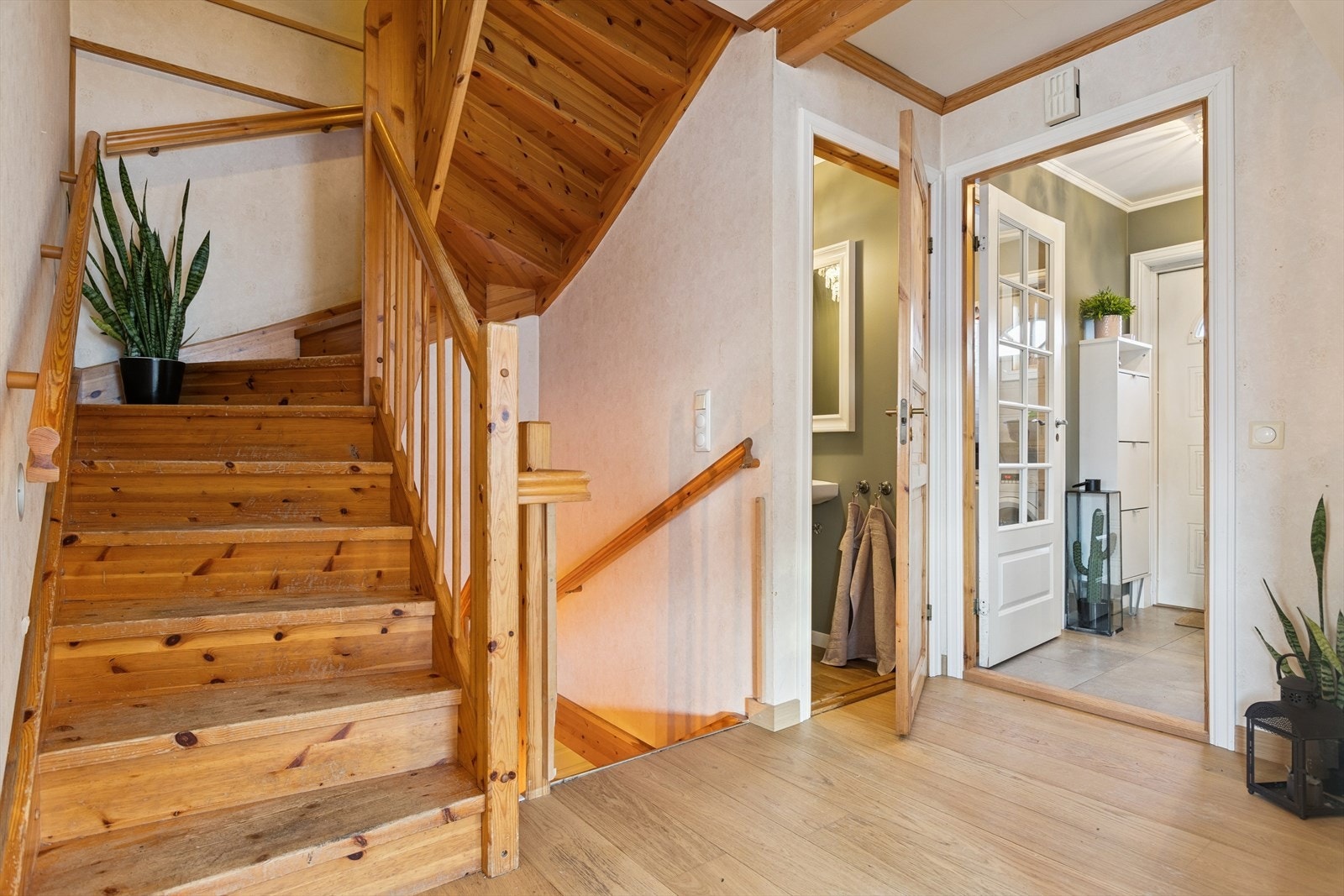 Praktisk toalett plassert like innenfor yttergangen. Galleribilde