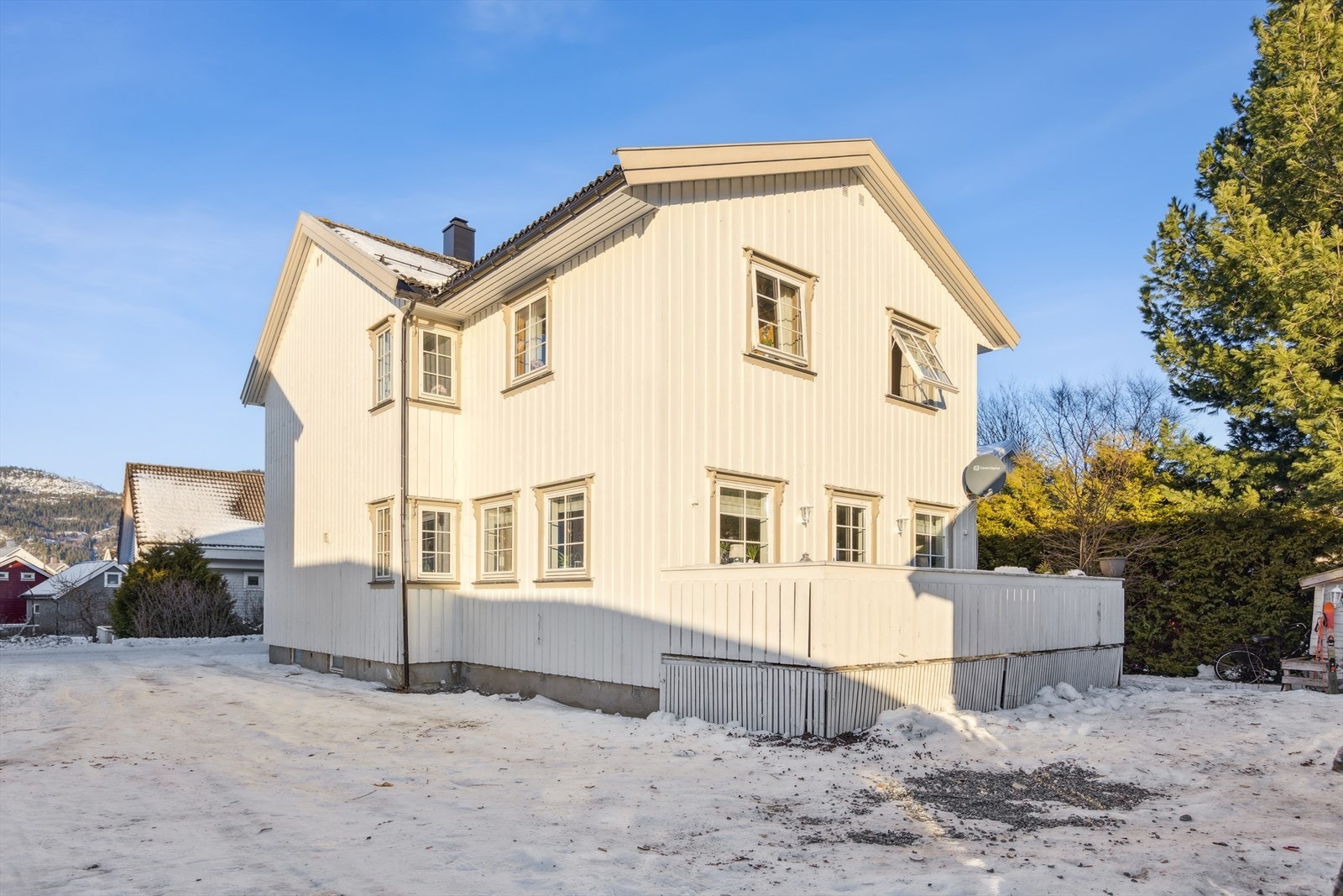 Boligen ligger i et stille og rolig nabolag med kort vei til det meste du trenger i det daglige. Galleribilde