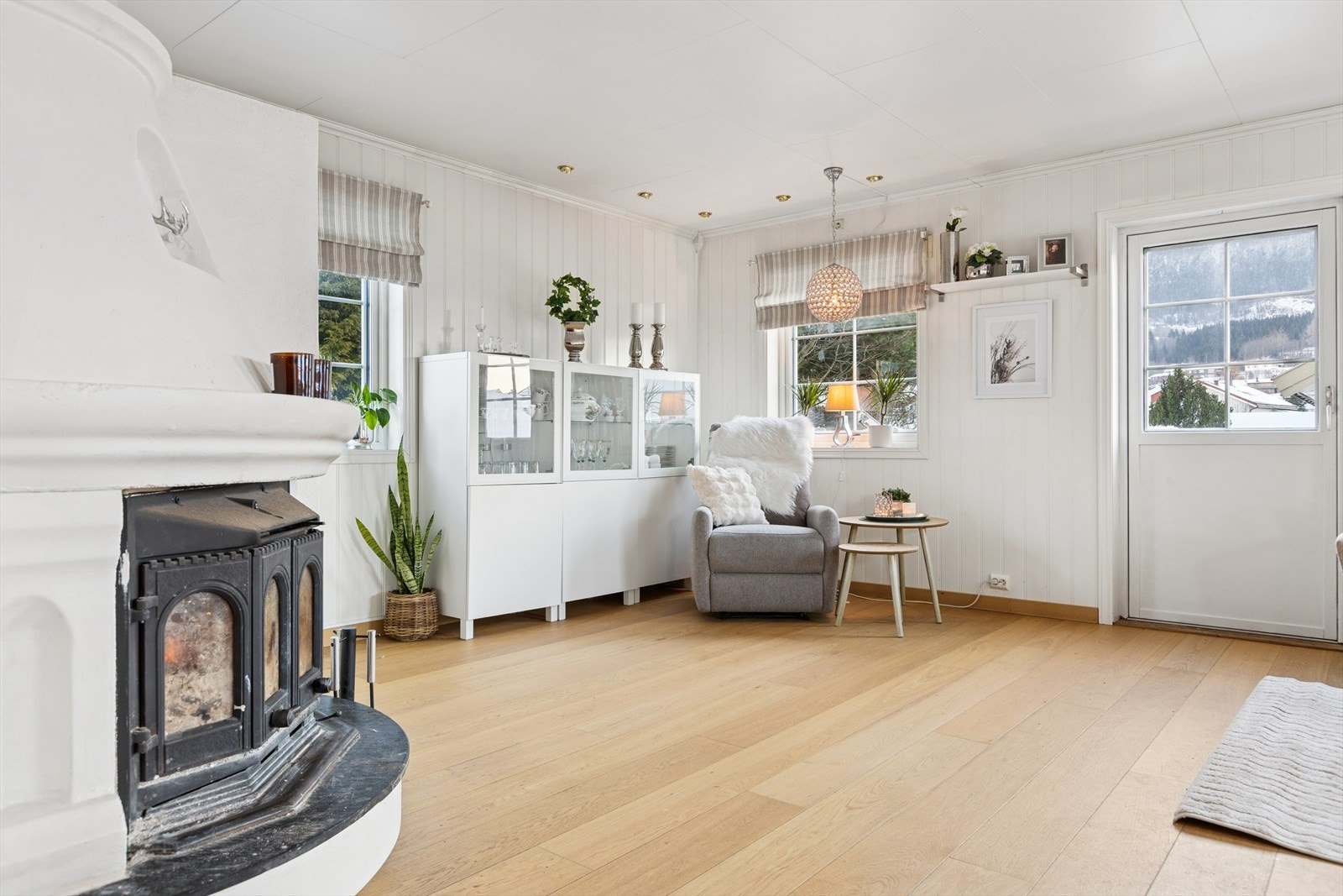 Romslig stue på ca. 30 kvm med egen utgang til boligens uteområdet. Galleribilde