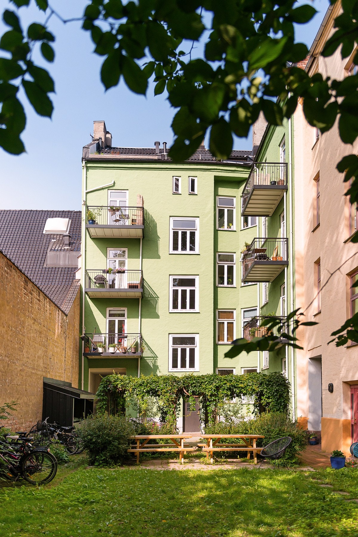 Leiligheten har en god plassering i byggets 4. etasje, opp til venstre. Galleribilde