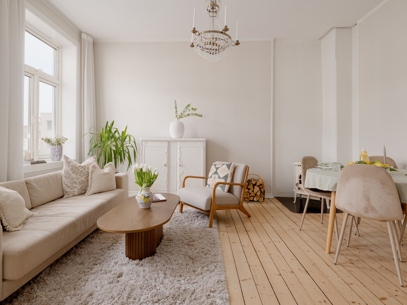 Leiligheten har en god planløsning med stue og soverom i den ene "fløyen", og et separat kjøkken samt bad i den andre fløyen. Galleribilde