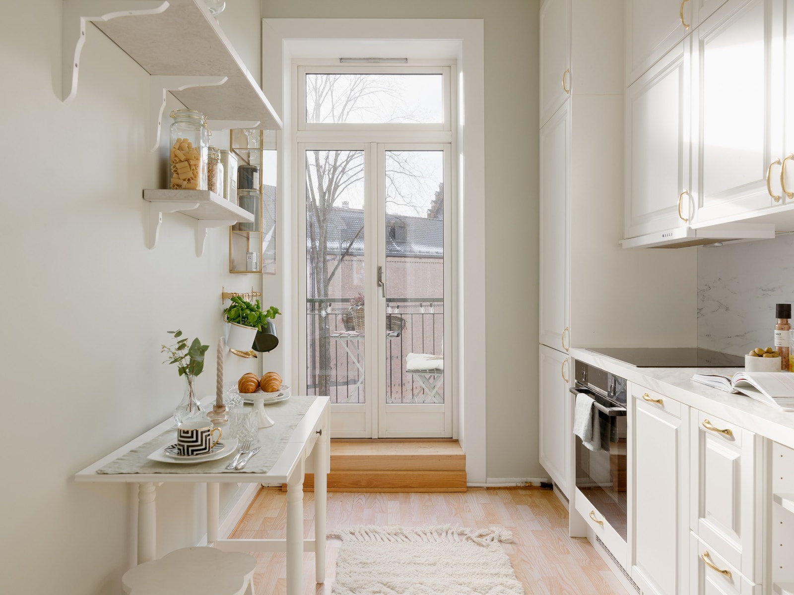 Via en mellomgang tar man seg inn til leilighetens kjøkken. Kjøkkenet er totalrenovert i 2022. Galleribilde