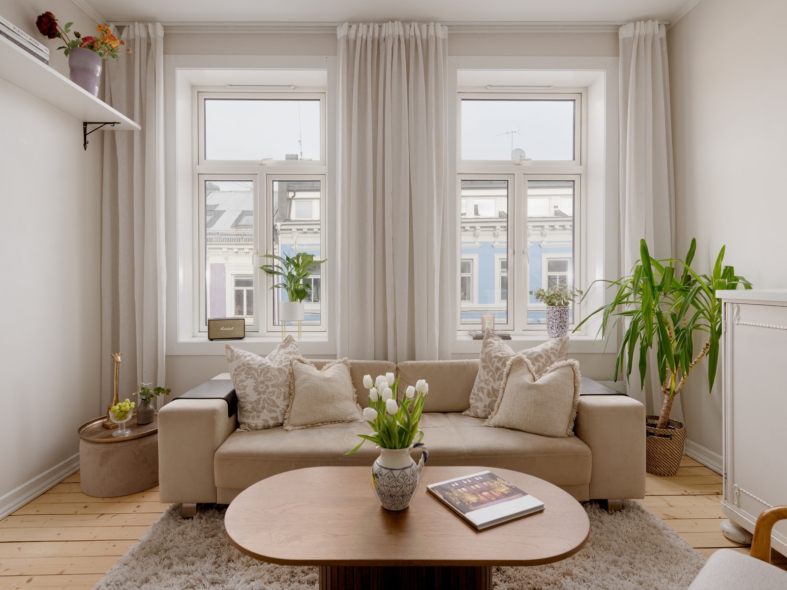 Leiligheten preges av flere store vinduer med dype vinduskarmer, hvor det er rikelig med naturlig lysinnslipp. Galleribilde