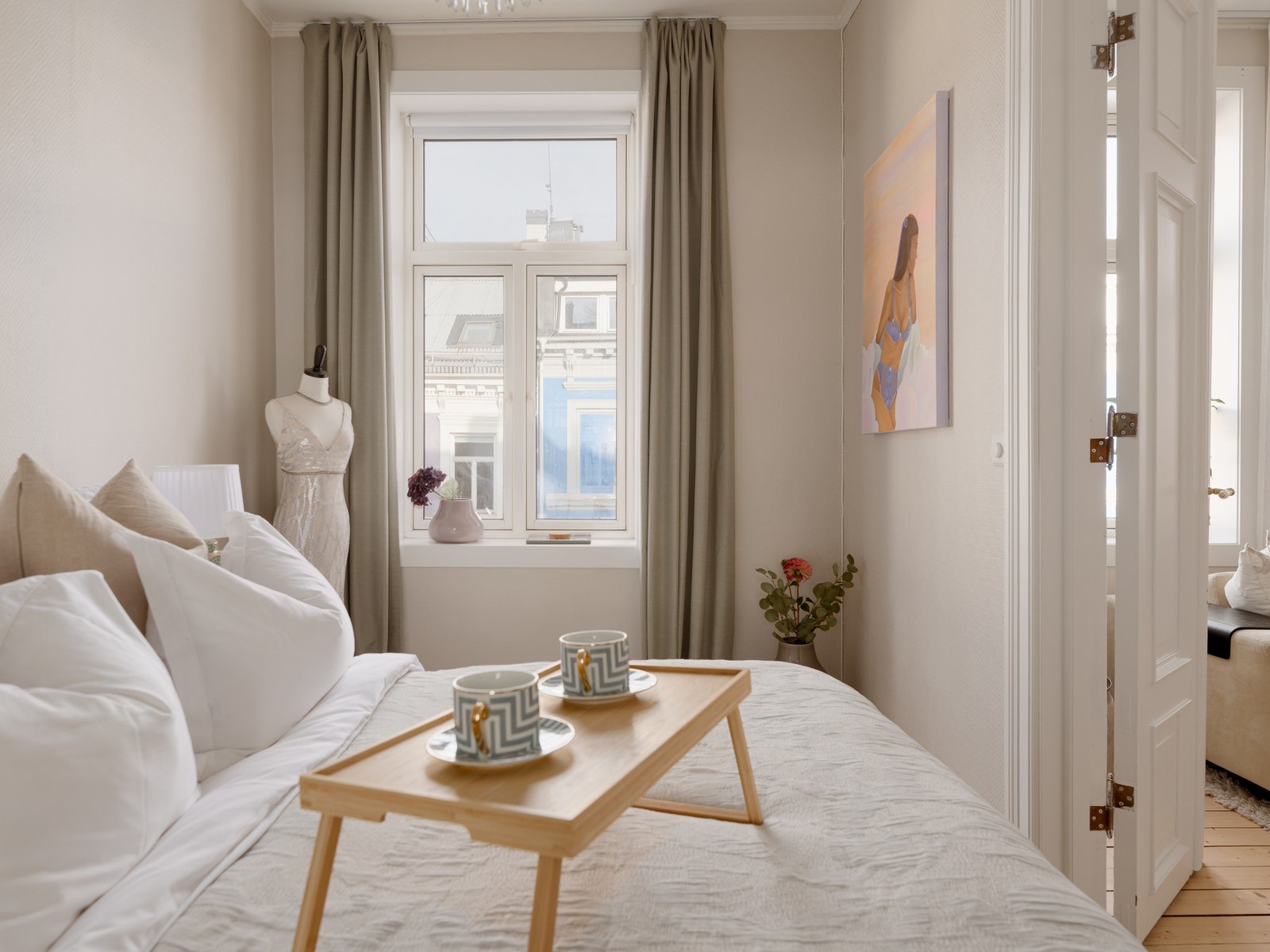 Selger opplyser at soverommet får lite direkte sollys, noe som bidrar til en sval romtemperatur gjennom sommeren. Galleribilde