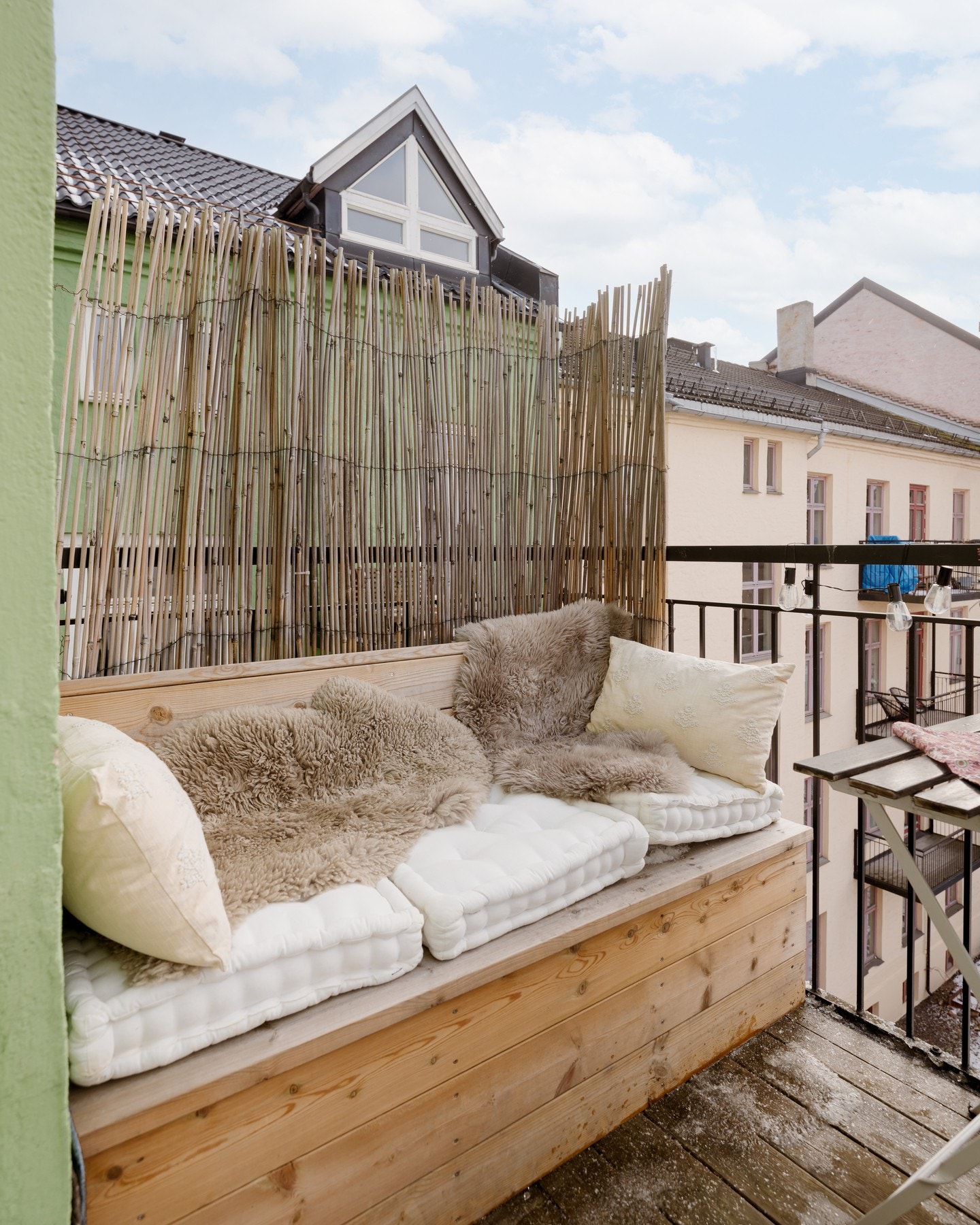 Balkongen er bygget i 2009. Plassbygd sittebenk for optimal plassutnyttelse. Galleribilde