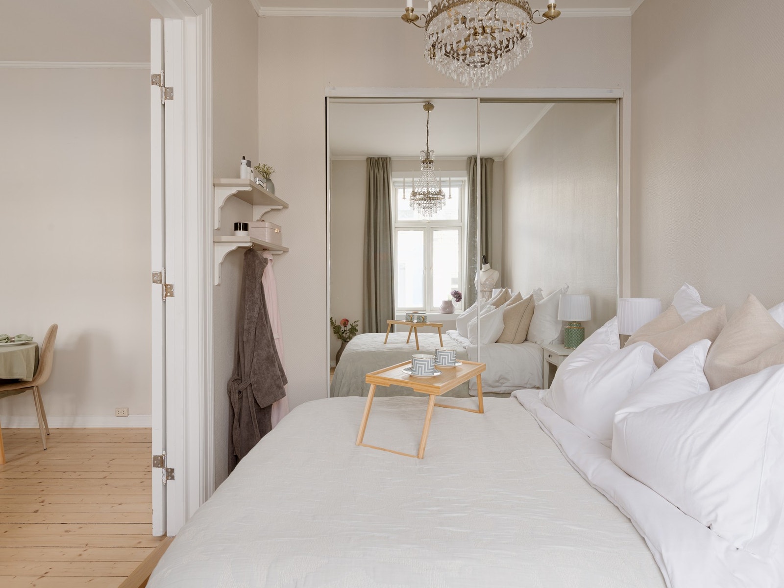 Klesoppbevaring i speil skyvedørsgarderobe. Ny PAX-garderobe bak skyvedørsløsning (2024). Galleribilde