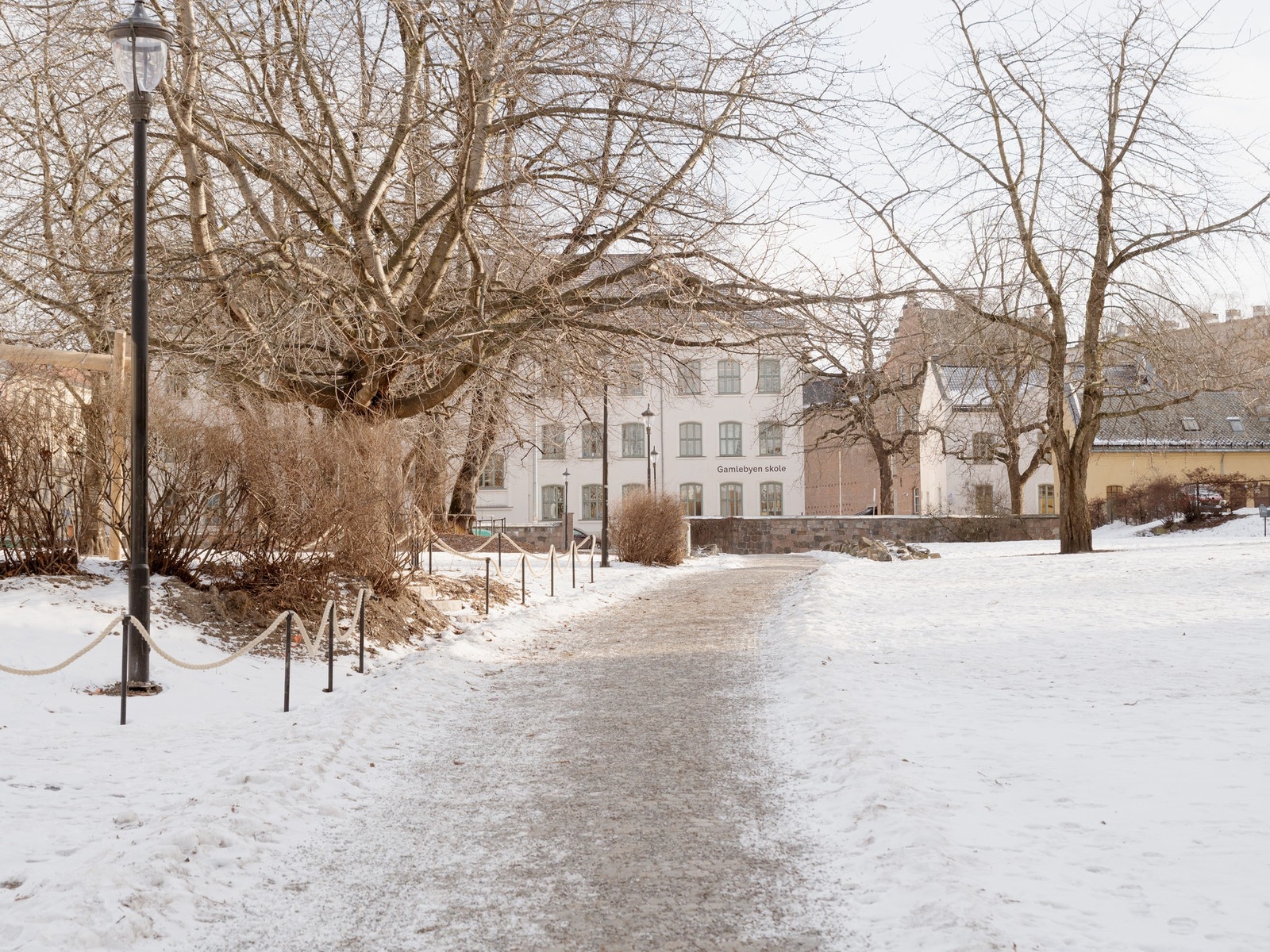 Flere flotte grøntarealer i umiddelbar nærhet, for gode tur-, trening- og rekreasjonsmuligheter. Galleribilde