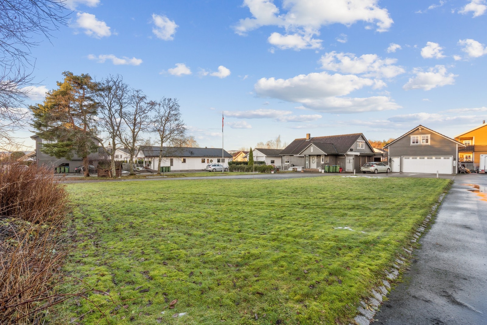 Med nærhet til sentrum, skole -og barnehage, kollektiv fasiliteter og alt du måtte trenge i hverdagen. Galleribilde