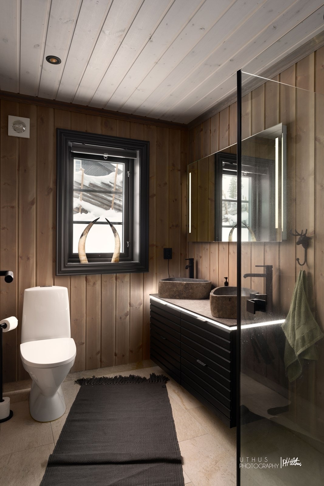 Bad 2 med harmonisk utførelse. Våtrommene har mekanisk avtrekk ut. Galleribilde