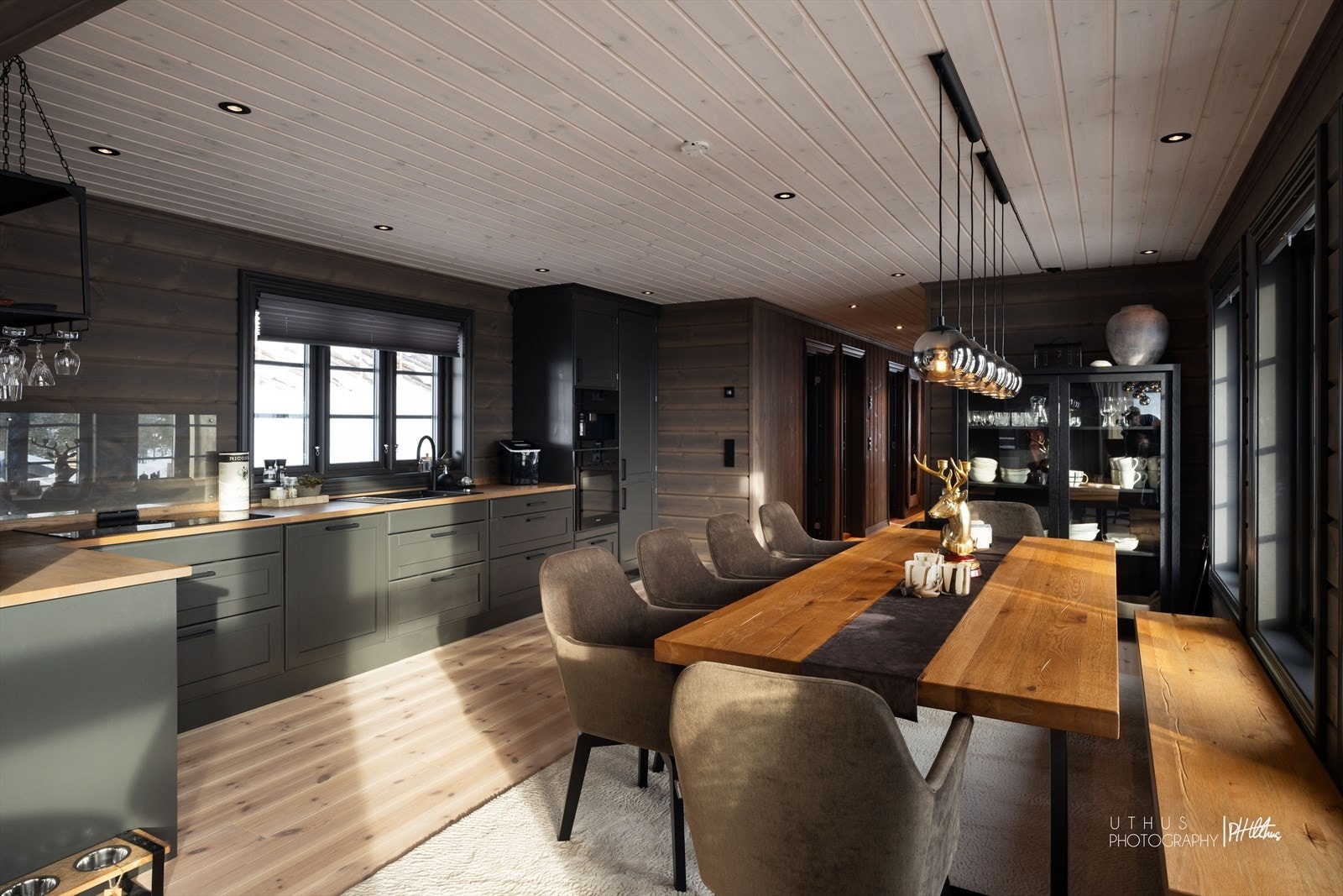 Lekkert kjøkken fra Kistefoss med profilerte fronter og benkeplate av heltre. Galleribilde