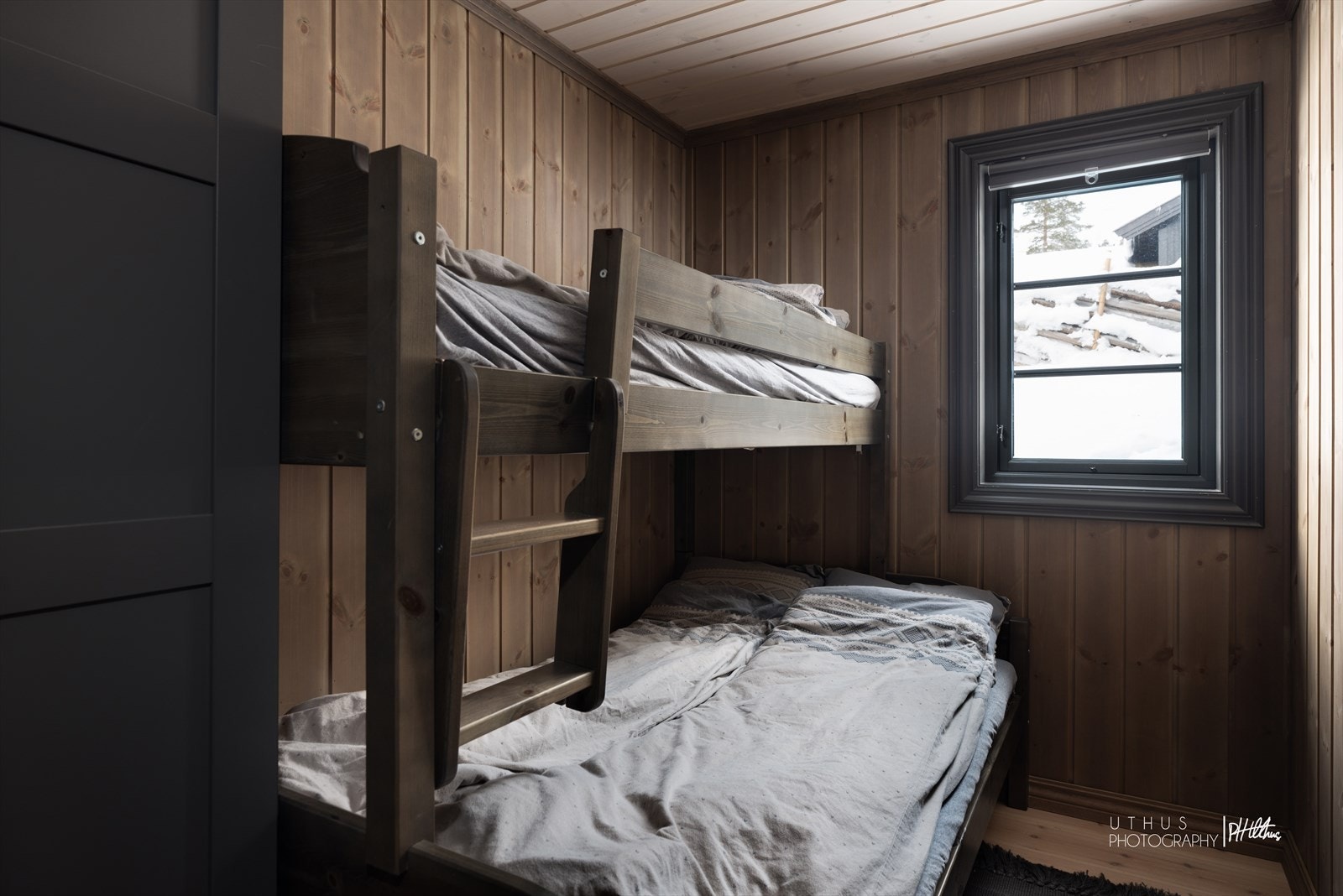 Soverom 3 med plassbygd køyeseng for ekstra sengeplasser. Garderobeskap for oppbevaring. Galleribilde