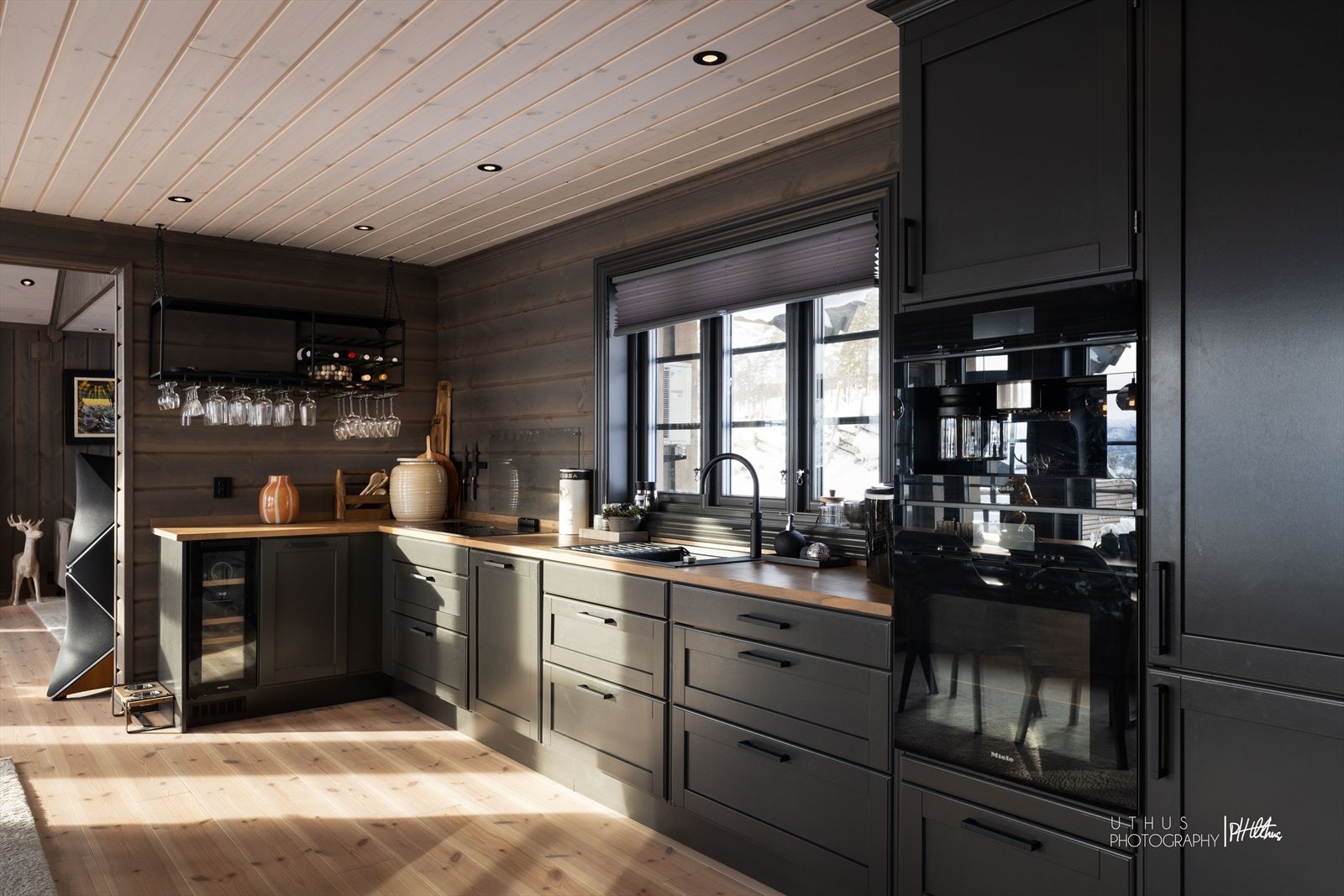 Påkostede hvitevarer fra Miele med kombidampovn, kaffemaskin og oppvaskmaskin, samt platetopp med ventilator fra Bora. Easy living med kokende vann i springen fra Quooker. Galleribilde