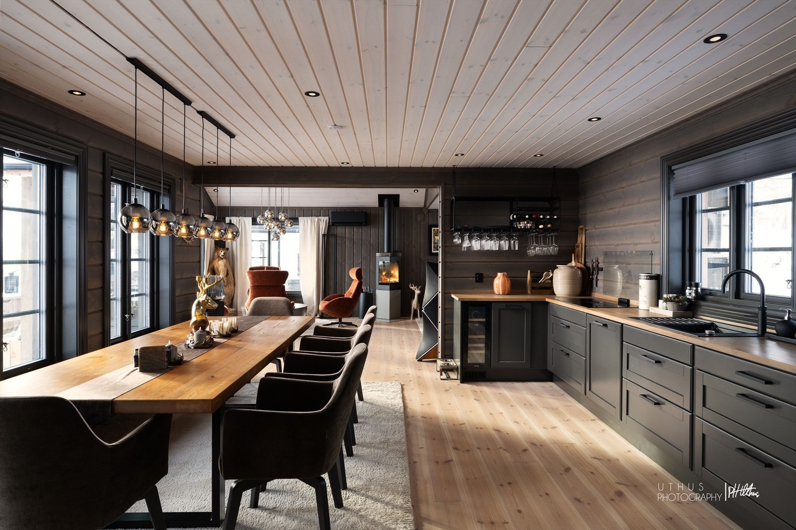 Stuen er tilknyttet kjøkkenet og spisestuen i semi-åpen løsning som skaper sosiale oppholdsrom. Galleribilde