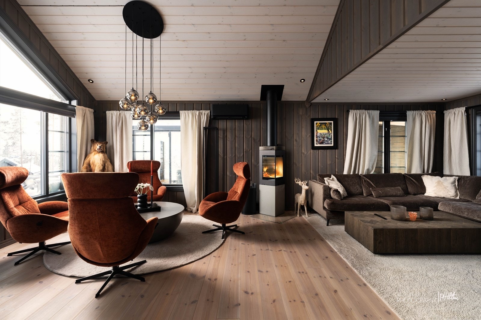 Lekker vedovn som sprer varme og god atmosfære. For øvrig er det 2 varmepumper samt varmekabler lagt i alle våtrom. Galleribilde