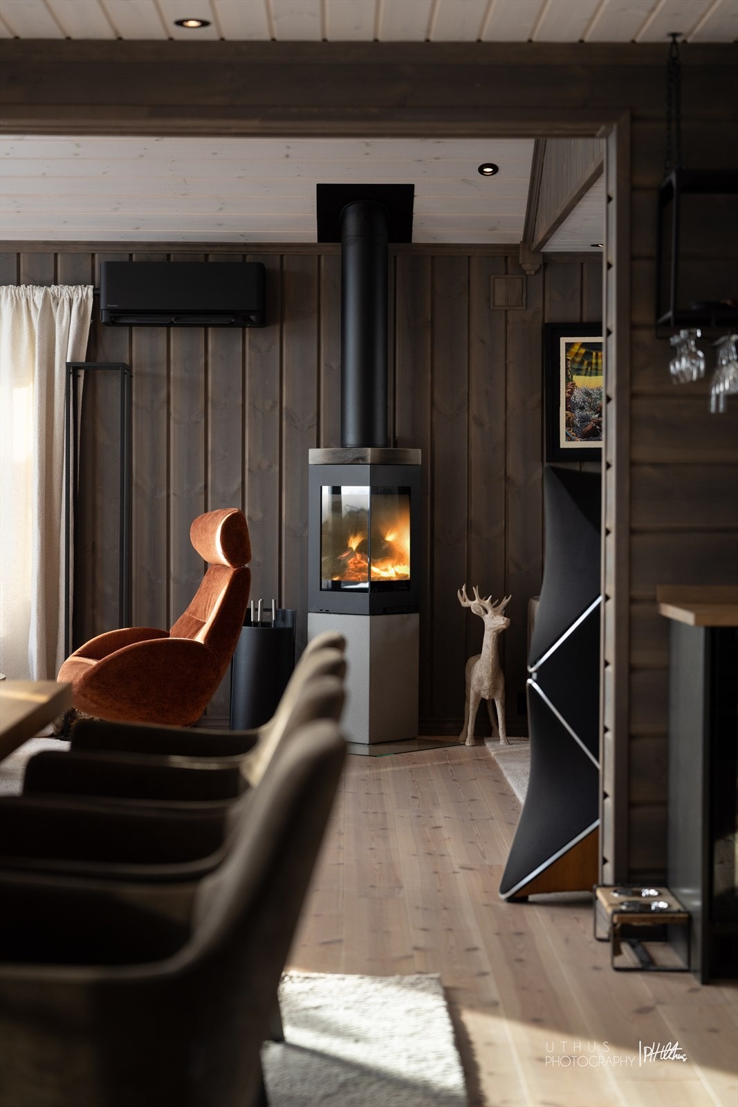 Den lange siktlinjen gjennom hytta gir en luftig romfølelse. Galleribilde