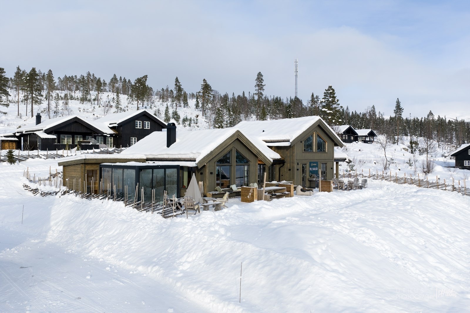 På terrassen finner vi innglasset, nedfelt jacuzzi og frittstående badstuhus. Galleribilde