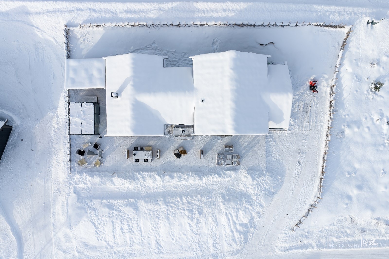 Tomten er på 929,8 kvm og rommer 4 biloppstillingsplasser. Elbillader er montert på hytteveggen. Galleribilde