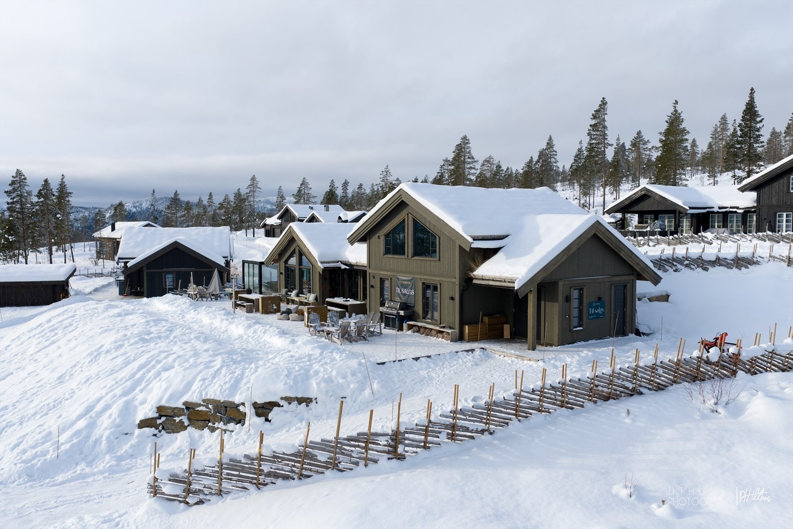 Oppstuehytte fra eksklusive Telemark Hytter av typen Storable Panorama, med høy standard, og store terrasser vendt mot sør og vest. Overbygget (Pergola) med nedfelt, innglasset jacuzzi og frittstående badstu. Tomten er pent opparbeidet med Voss Steinmur. Galleribilde