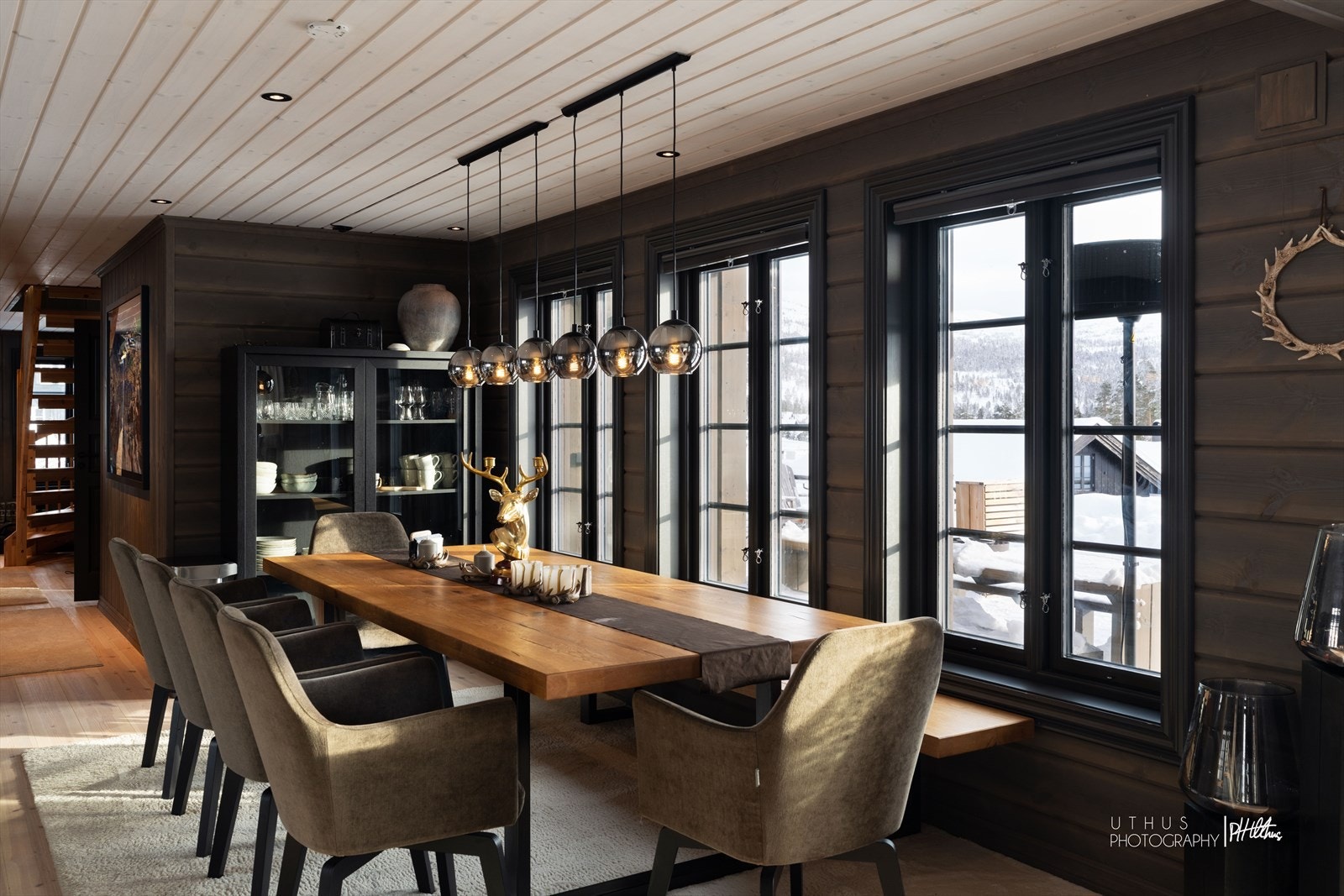 Rikelig med naturlig lysinnslipp fra store vindusflater. Galleribilde