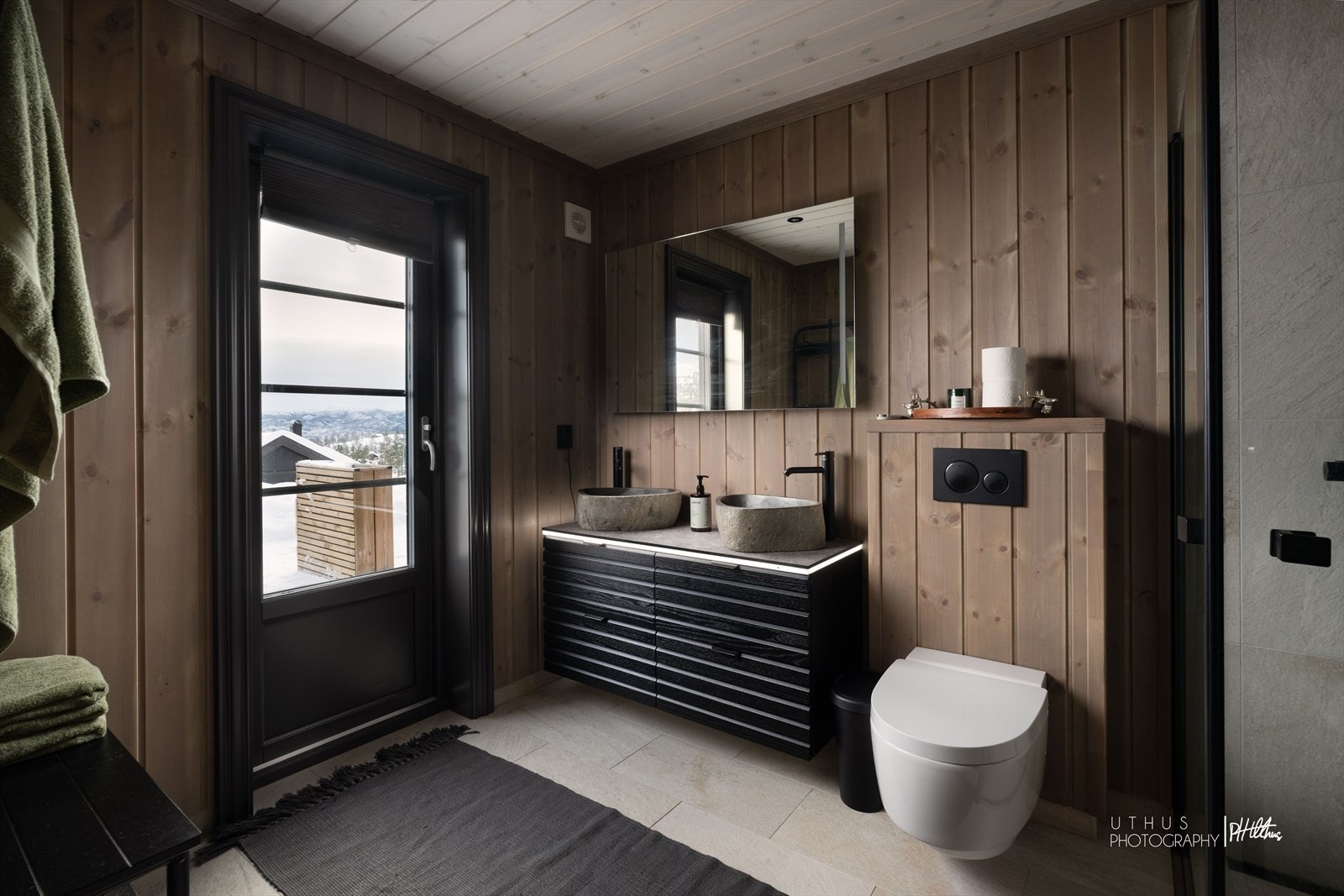 Romslig hovedbad med påkostet baderomsmøblement og garnityr fra Vikingbad og Tapwell. Adgang til terrasse. Galleribilde