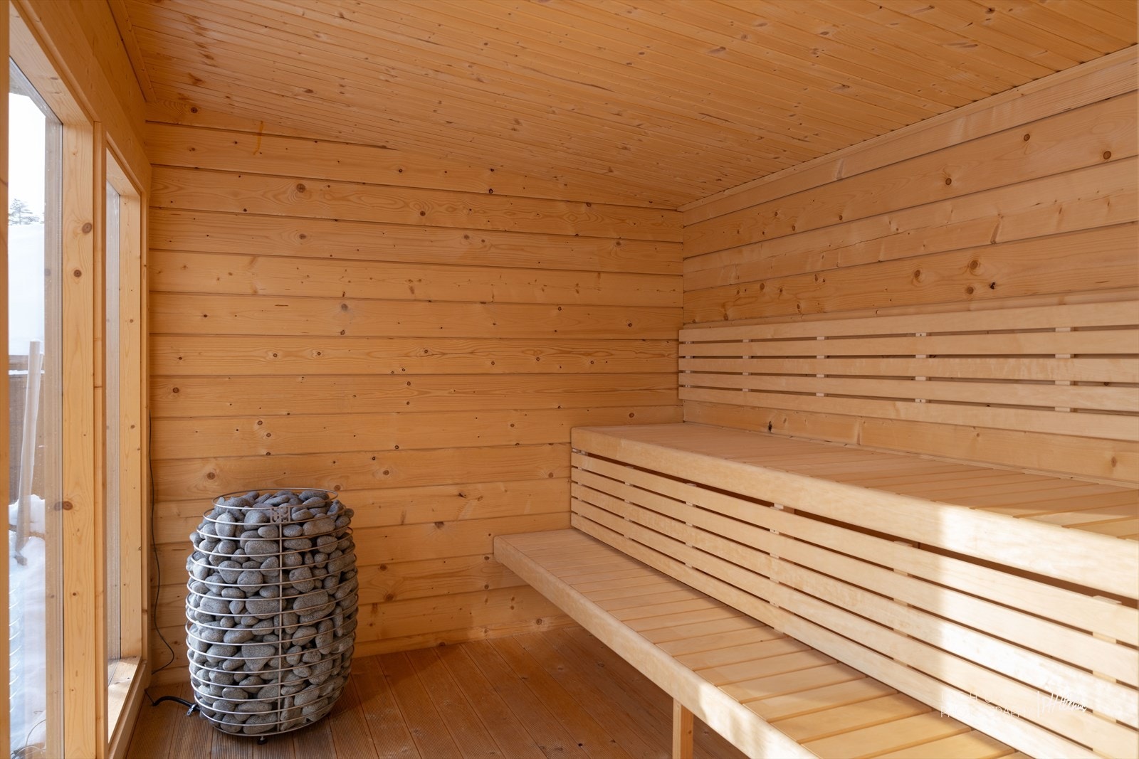 Badstuen er på 10 kvm og rommer rikelig med sitteplasser. Galleribilde