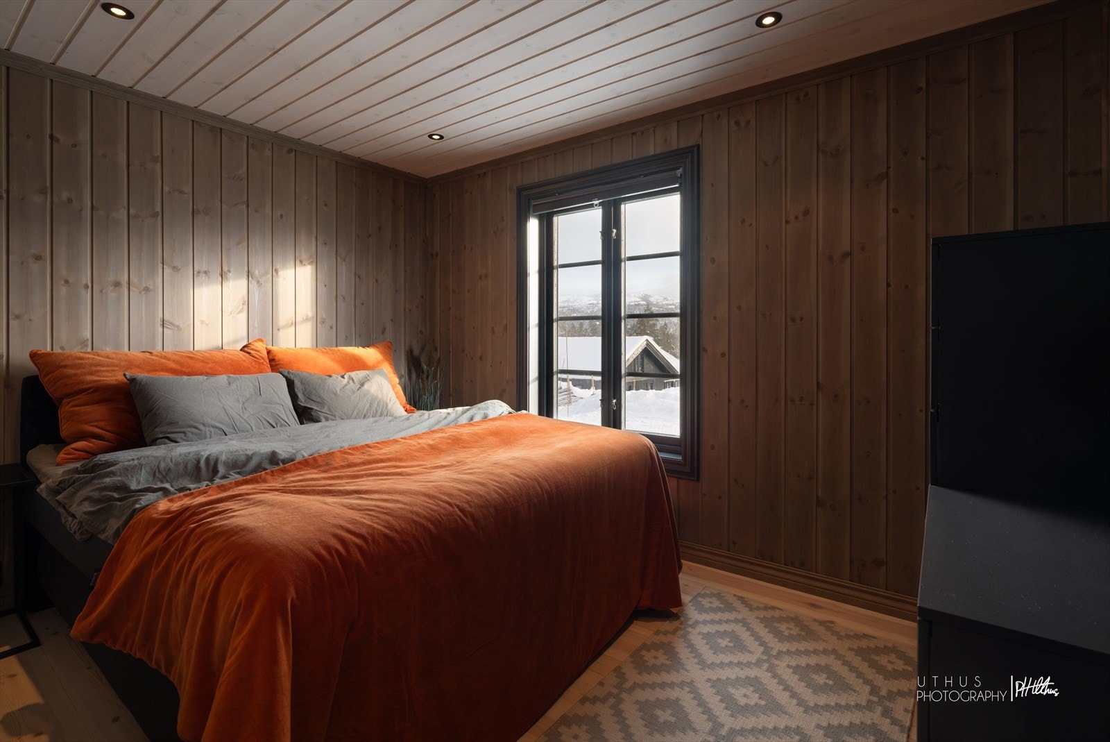 Hovedsoverom av meget god størrelse med plass til stor seng og øvrig møblement. Galleribilde