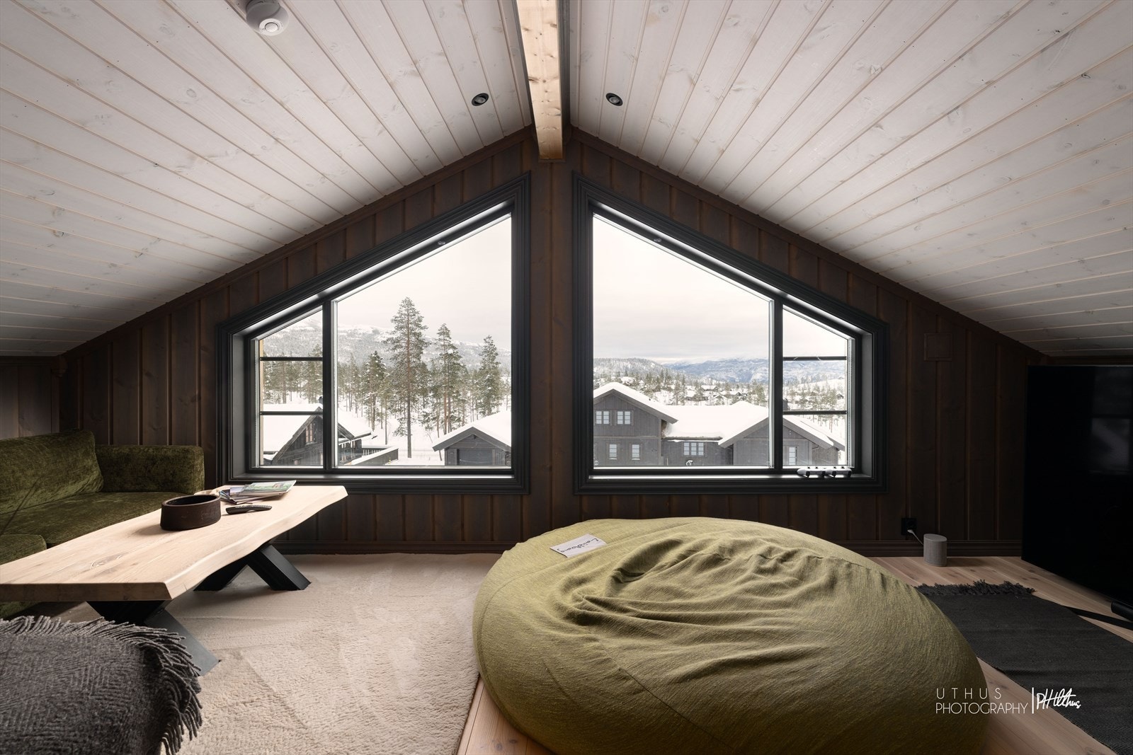 Hyggelig loft med store vinduer som inviterer naturen inn. Galleribilde