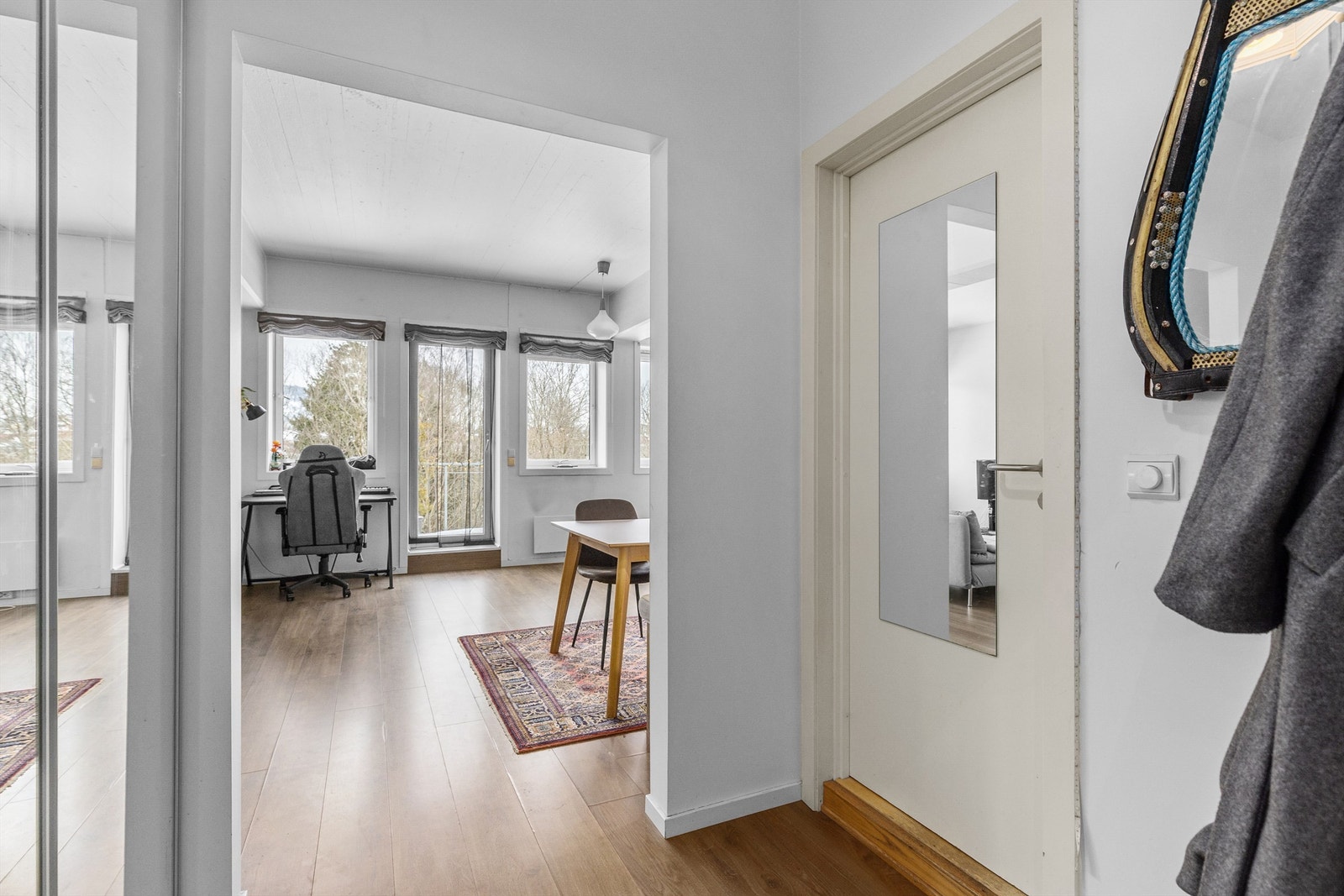 Meget romslig gang med skyvedørsgarderobe Galleribilde