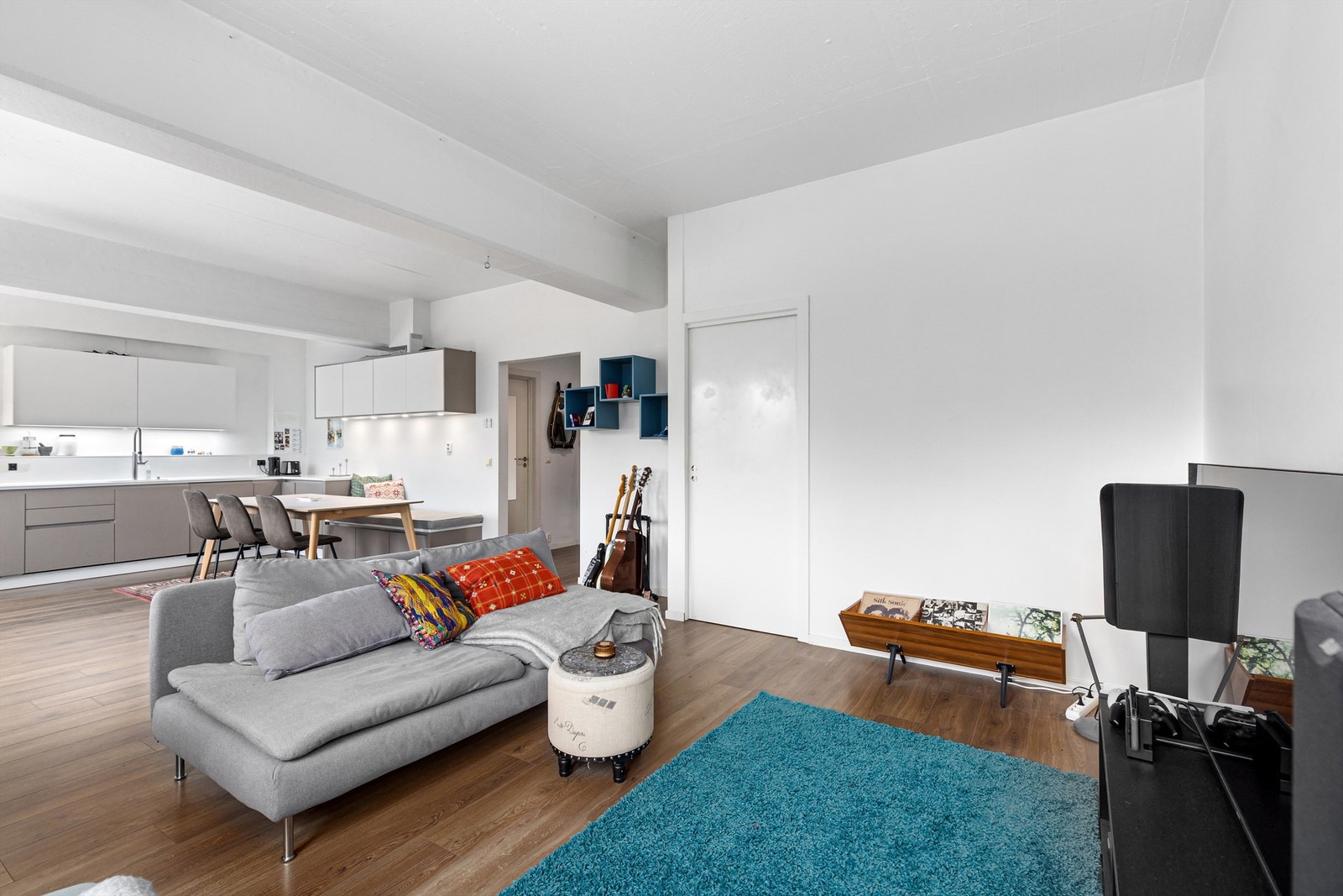 Leiligheten har svært god takhøyde og god romfølelse Galleribilde