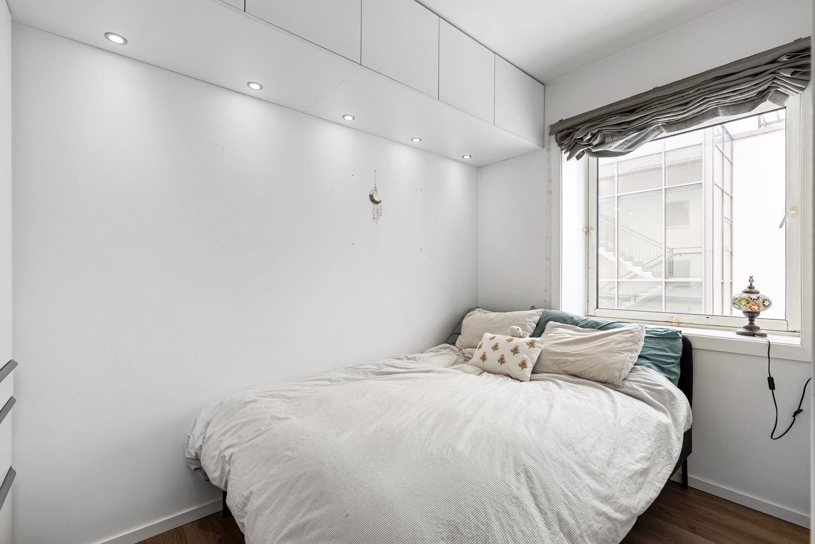 Tidligere eier flyttet soverommet inn i det som tidligere ble brukt som bod. Rommet er ikke godkjent for varig opphold/som soverom og er ikke bruksendret. Se pkt. ferdigattest i salgsoppgaven Galleribilde